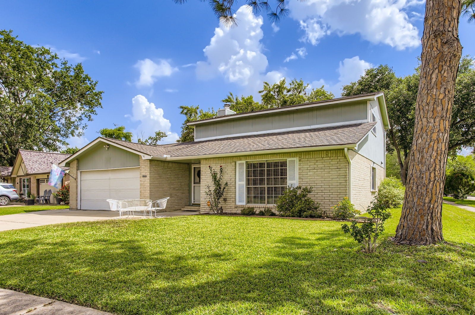 The home is located a block from the community swimming pool and park.