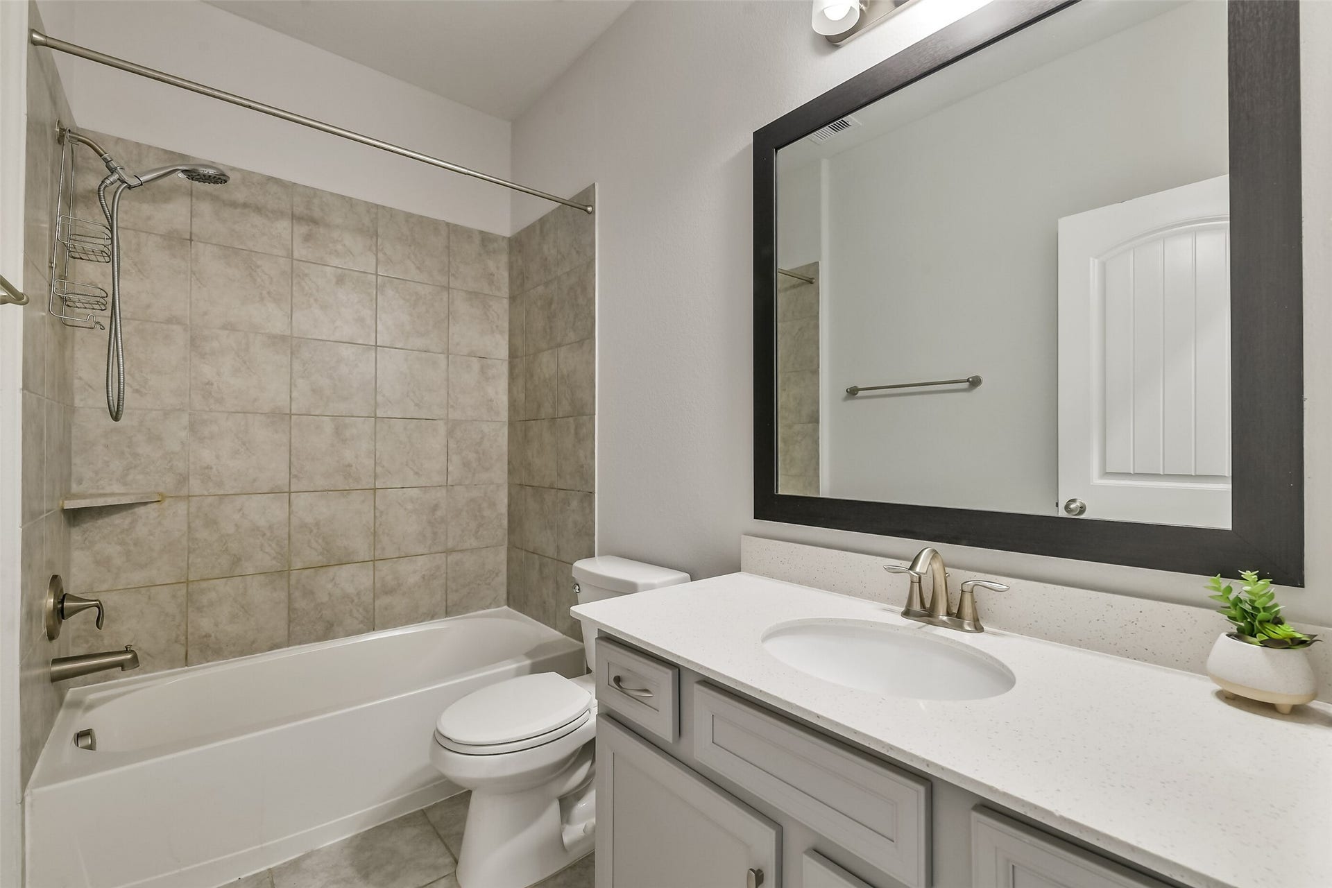 19450 Tobiano Park Drive, Tomball, TX 77377 Secondary full bath located between the secondary bedrooms with a tub/shower combination.