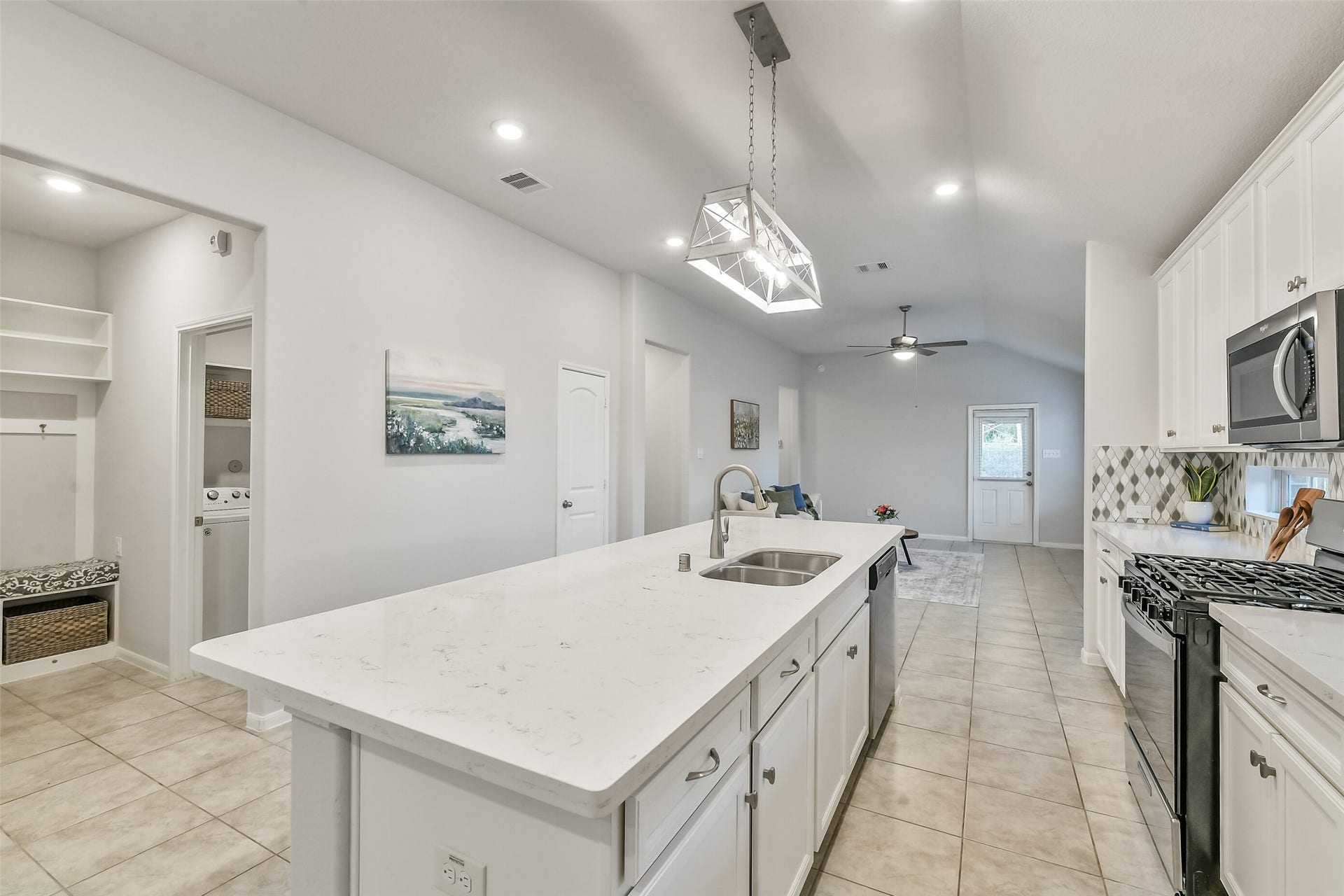 19450 Tobiano Park Drive, Tomball, TX 77377 This bright kitchen is sure to please!