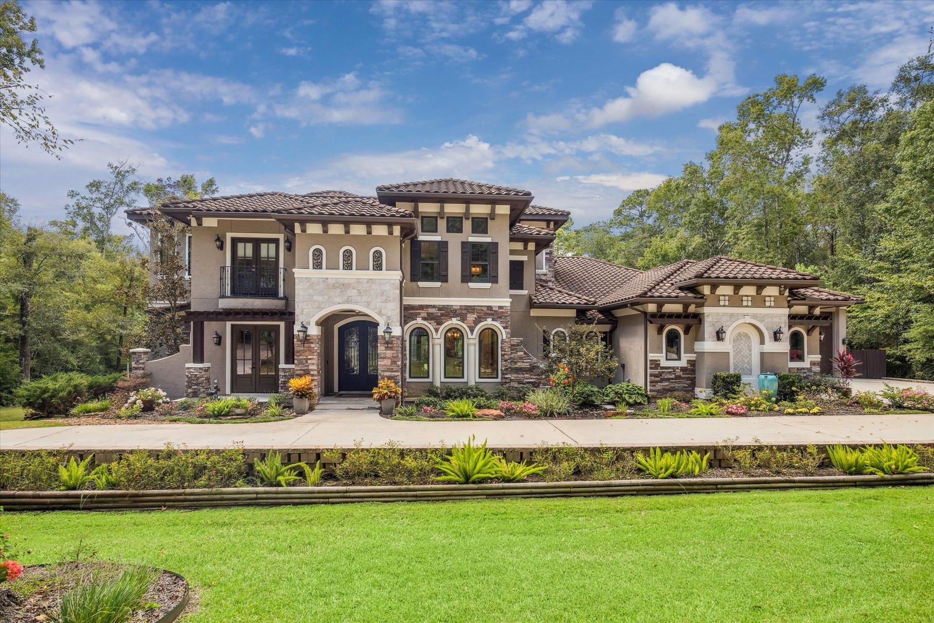 Custom-built stunning luxury estate estate nestled in the prestigious Teaswood Reserve near Lake Conroe offering over 5,400 sq ft of refined living on more than 3 private acres. Meticulously designed, the home features a theater room, spacious game room, and a gourmet kitchen flowing seamlessly into expansive living spaces. Entertain year-round with an outdoor kitchen, fireplace, and oversized covered patio.