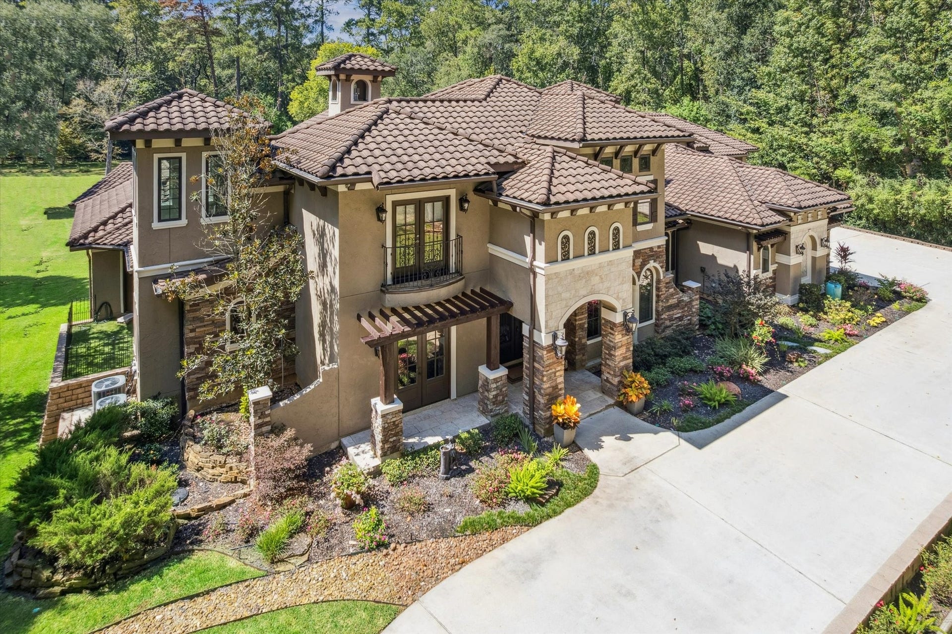 Custom-built stunning luxury estate estate nestled in the prestigious Teaswood Reserve near Lake Conroe offering over 5,400 sq ft of refined living on more than 3 private acres. Meticulously designed, the home features a theater room, spacious game room, and a gourmet kitchen flowing seamlessly into expansive living spaces. Entertain year-round with an outdoor kitchen, fireplace, and oversized covered patio.
