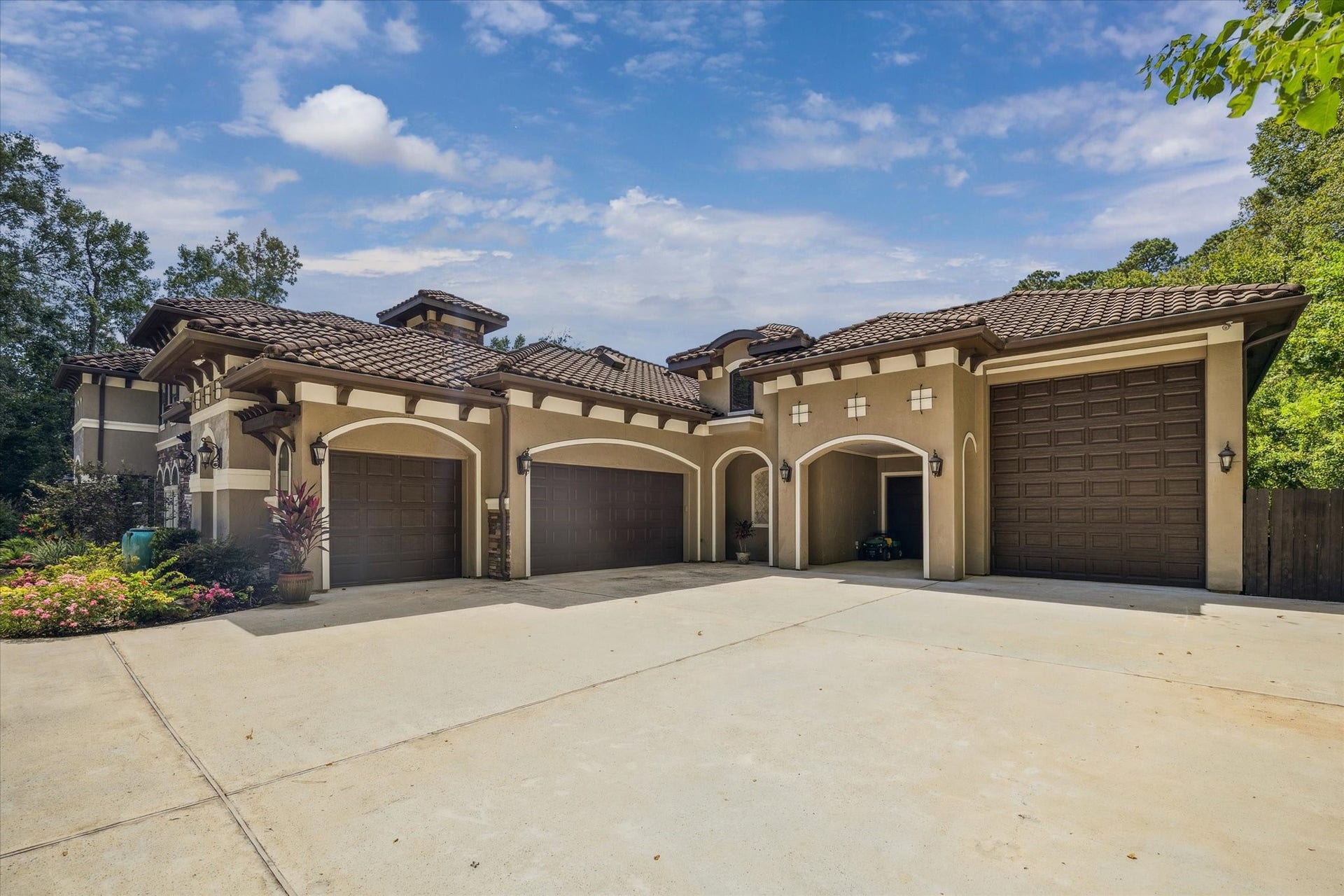 Features up to a 6 car garage or RV/boat storage