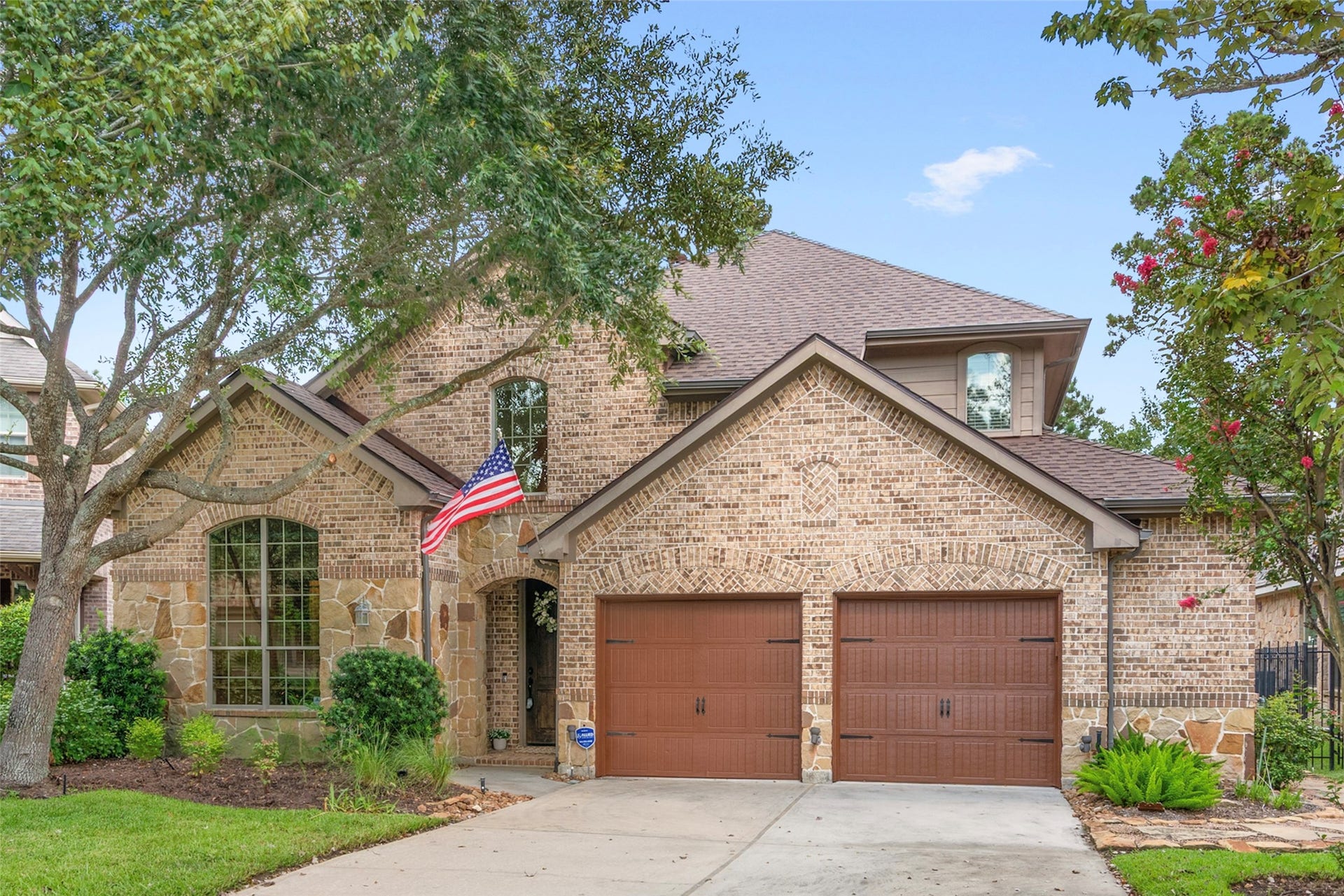 Wonderful option in The Woodlands, nestled on a quiet culdesac perfectly balancing neighborhood camaraderie and peaceful living.  Provides a safer space for kids to play.