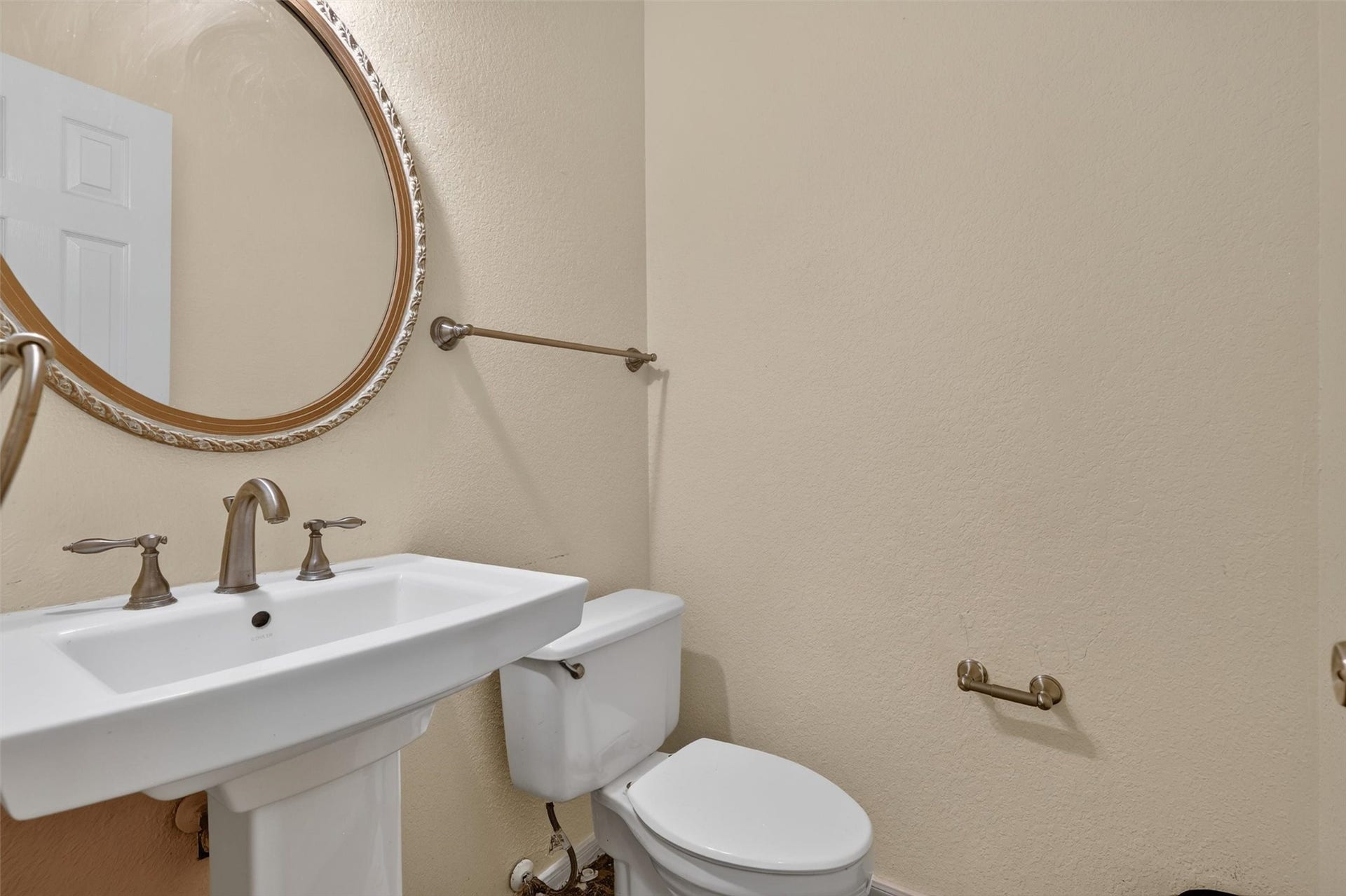 1306 N Gabriel River Circle, Sugar Land, TX 77478 Half bath on the first floor