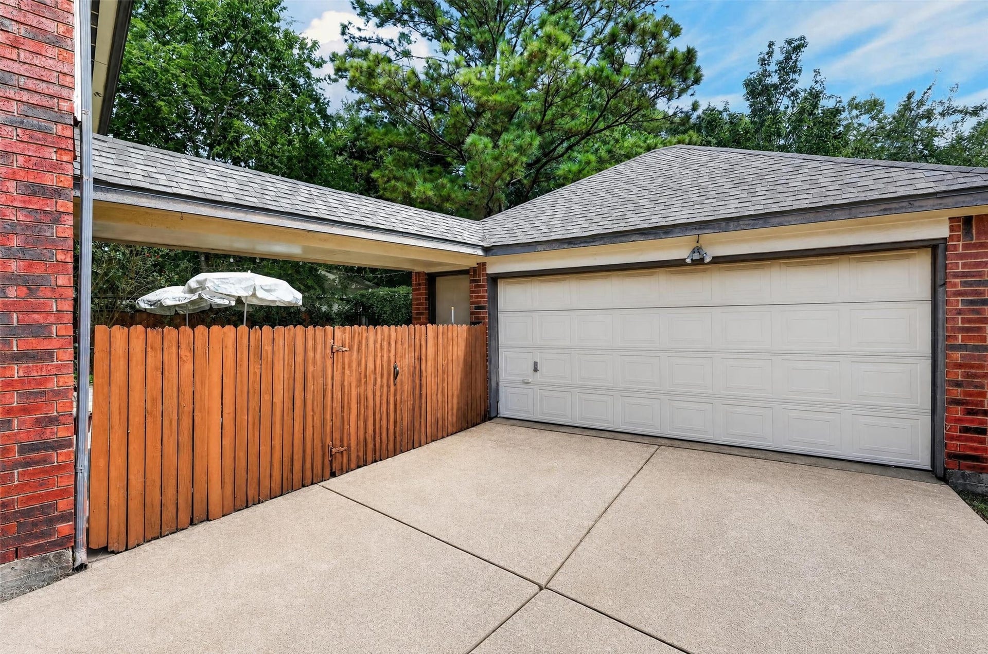 1306 N Gabriel River Circle, Sugar Land, TX 77478 Detached Garage with a fenced in backyard