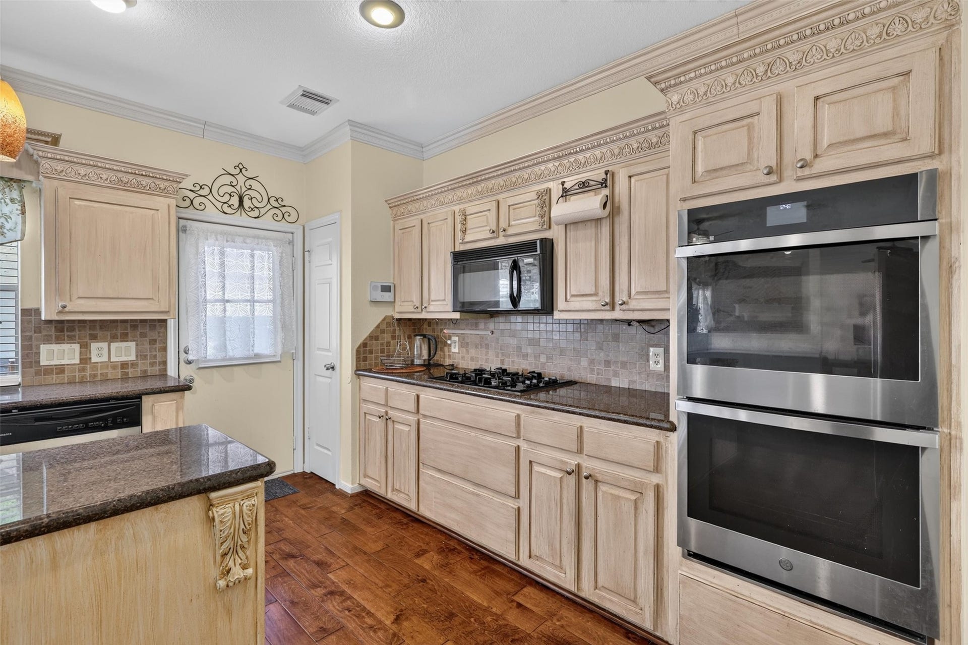 1306 N Gabriel River Circle, Sugar Land, TX 77478 Stainless steel appliances, gas stove and double oven for the cooking lovers