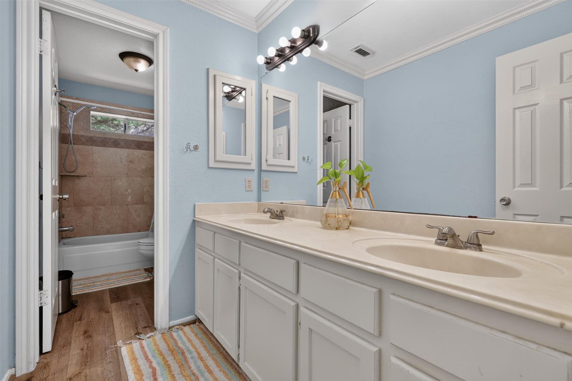 1306 N Gabriel River Circle, Sugar Land, TX 77478 Secondary bedroom with double vanity