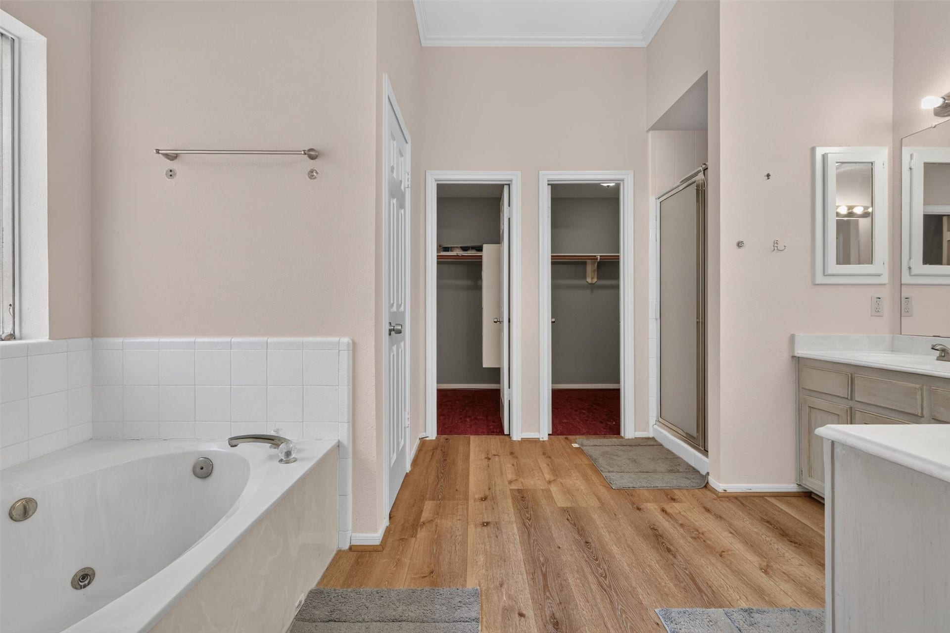 1306 N Gabriel River Circle, Sugar Land, TX 77478 Primary bathroom with double vanity and jaccuzi