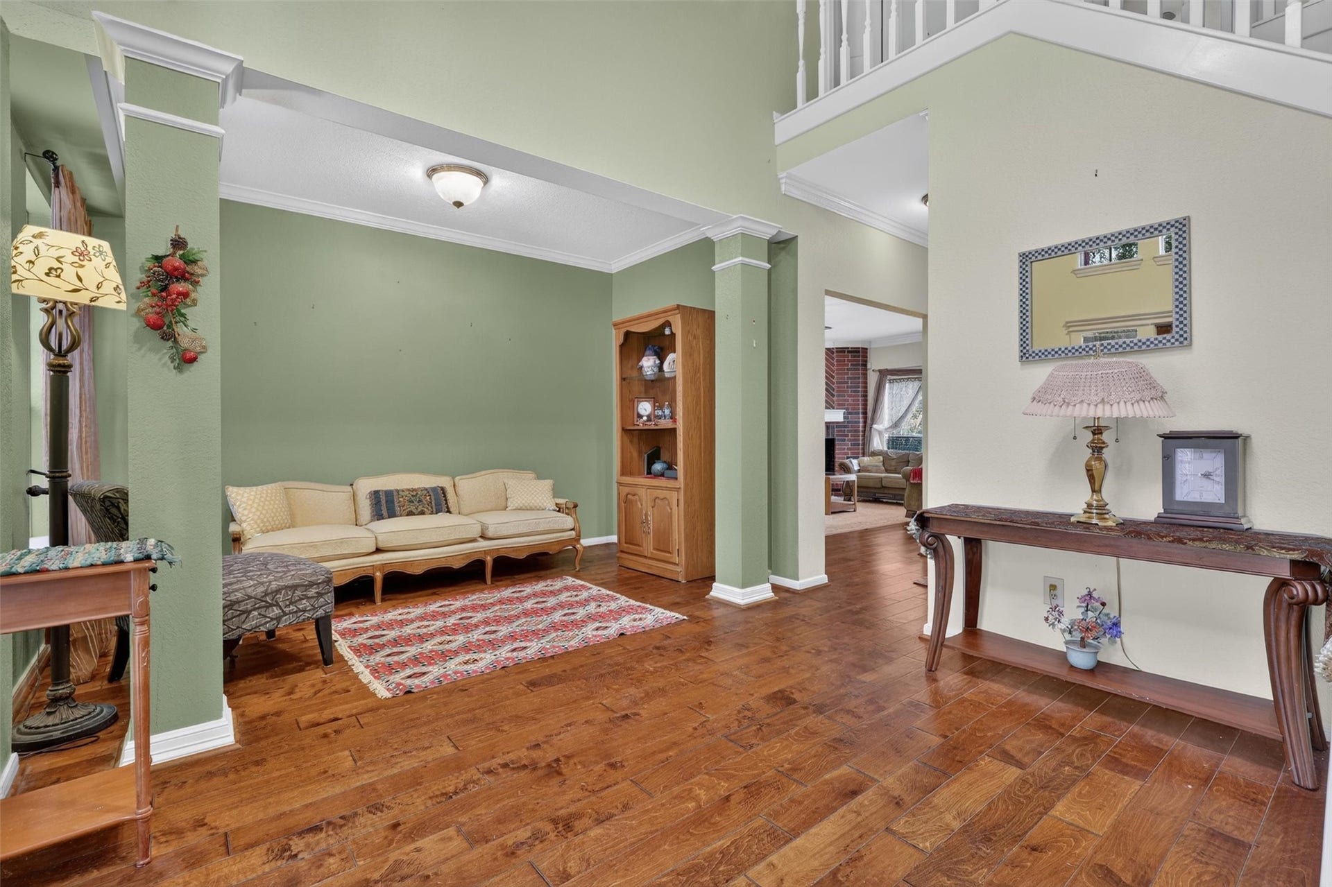1306 N Gabriel River Circle, Sugar Land, TX 77478 A warm inviting formal living area to welcome your guests
