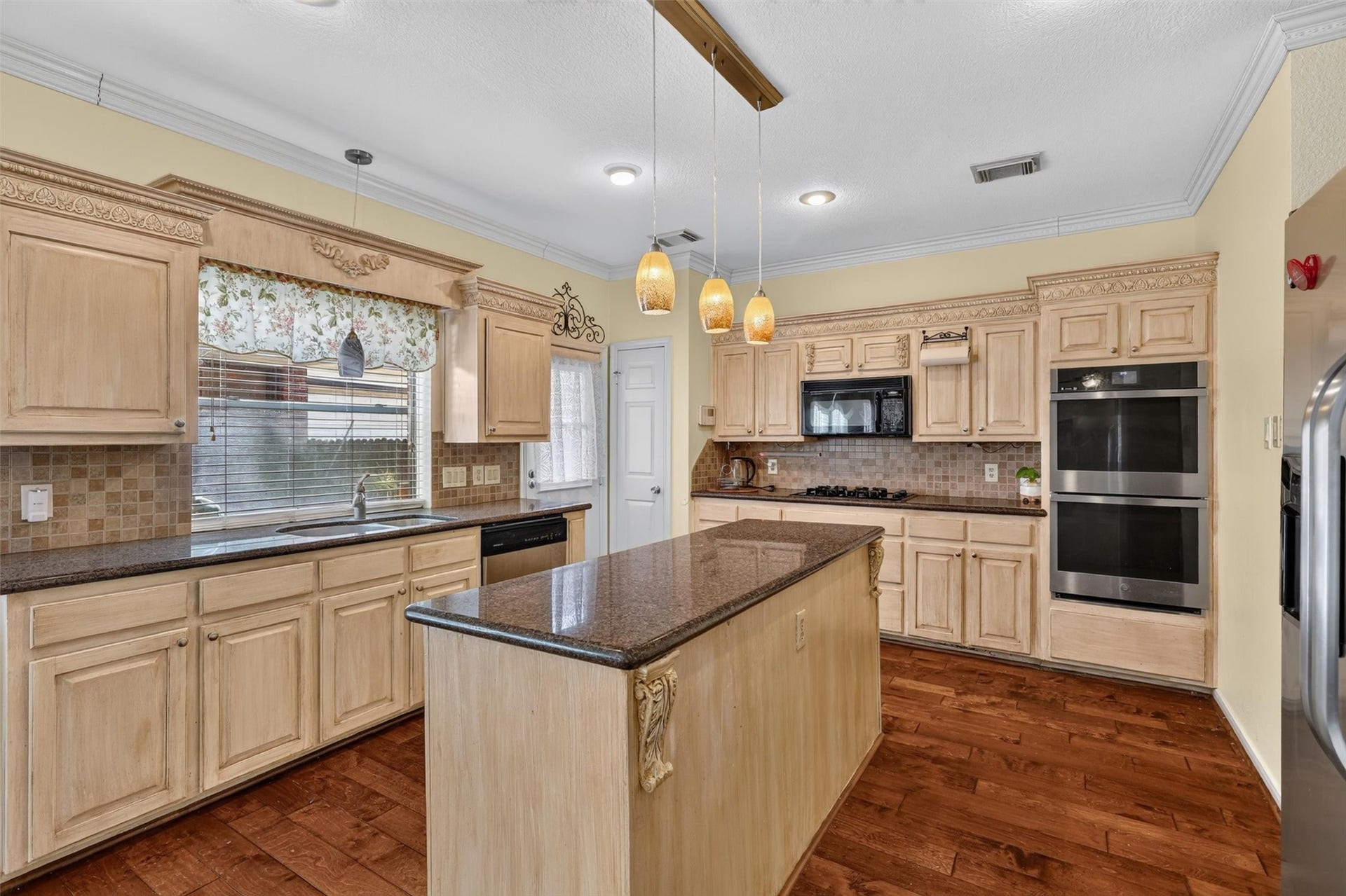 1306 N Gabriel River Circle, Sugar Land, TX 77478 Chefs kitchen with plenty of counter space and storage