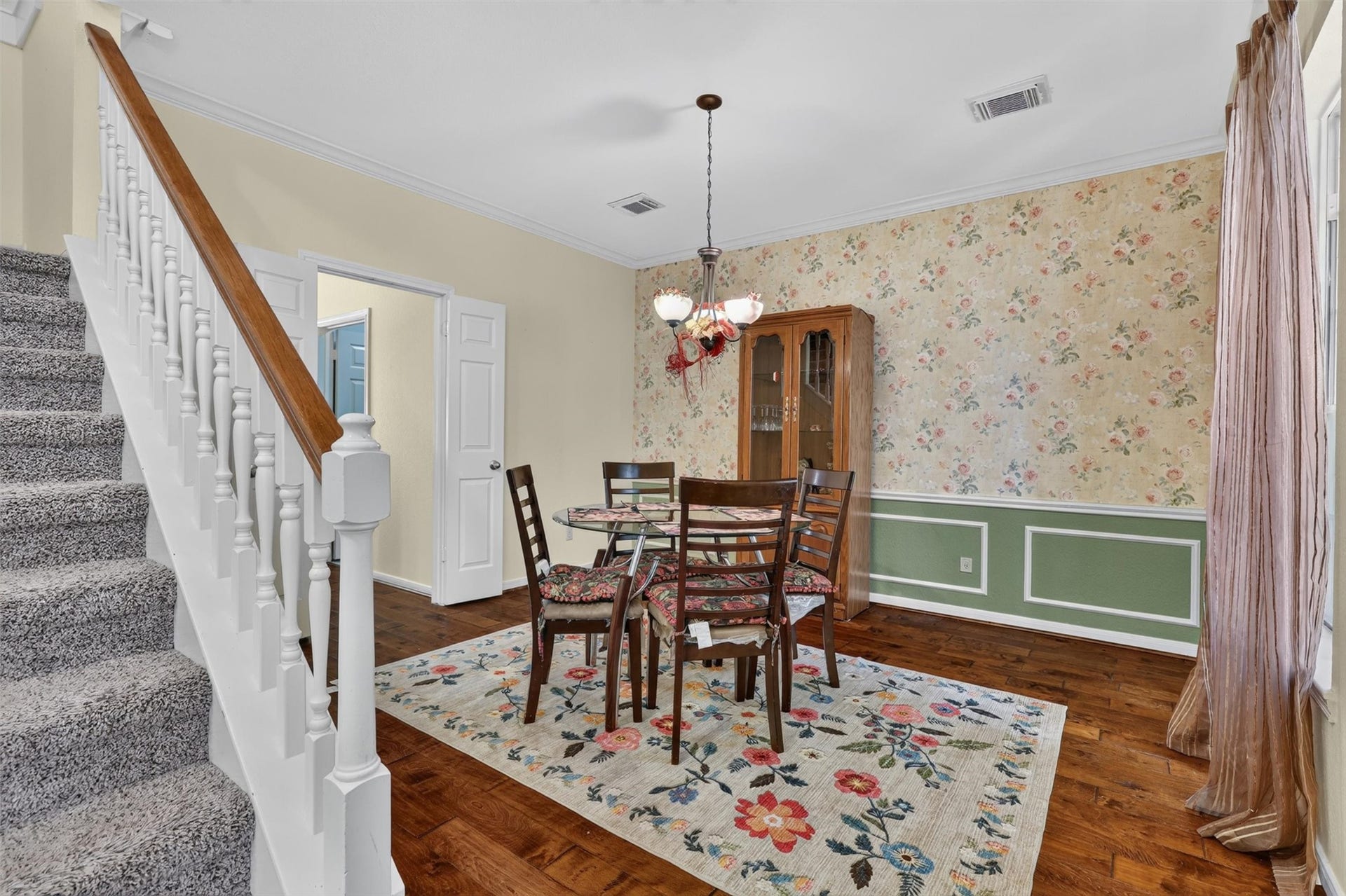 1306 N Gabriel River Circle, Sugar Land, TX 77478 Cozy formal dining right next to the kitchen and overlooking the front yard