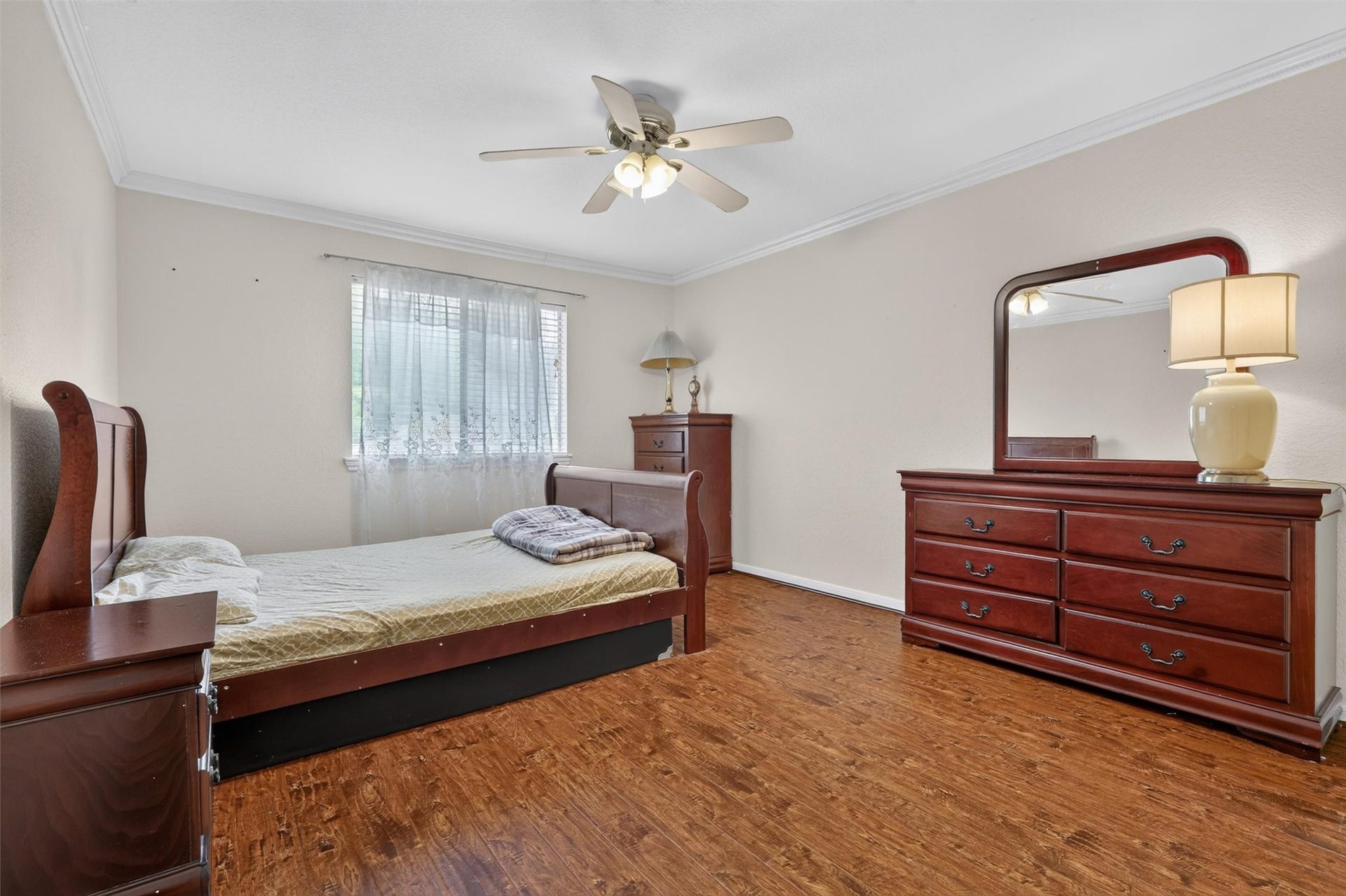 1306 N Gabriel River Circle, Sugar Land, TX 77478 Spacious secondary bedroom