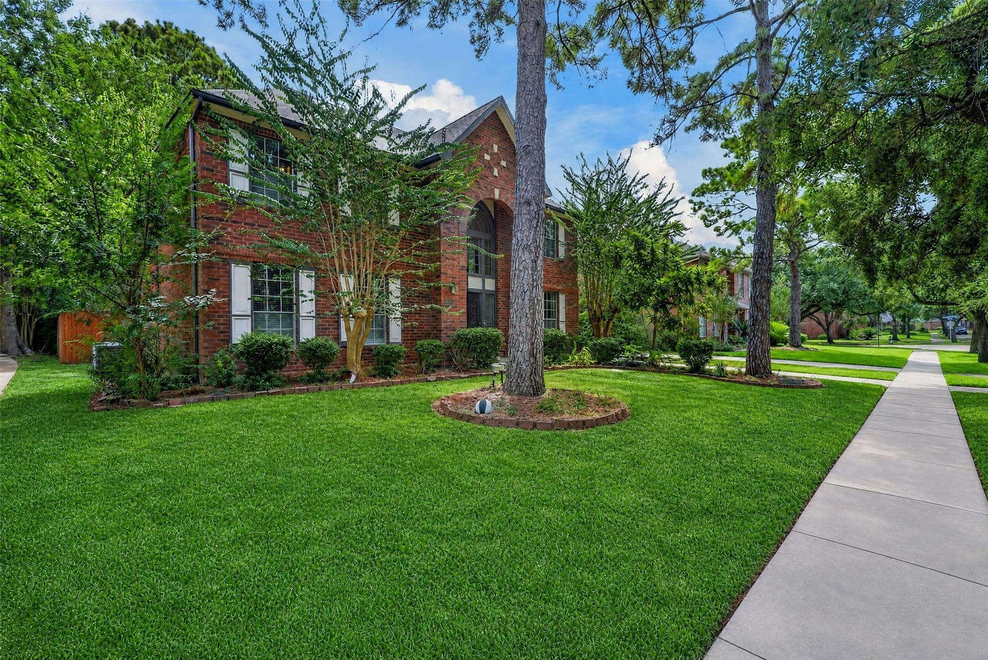 1306 N Gabriel River Circle, Sugar Land, TX 77478 Home sits on an oversized lots