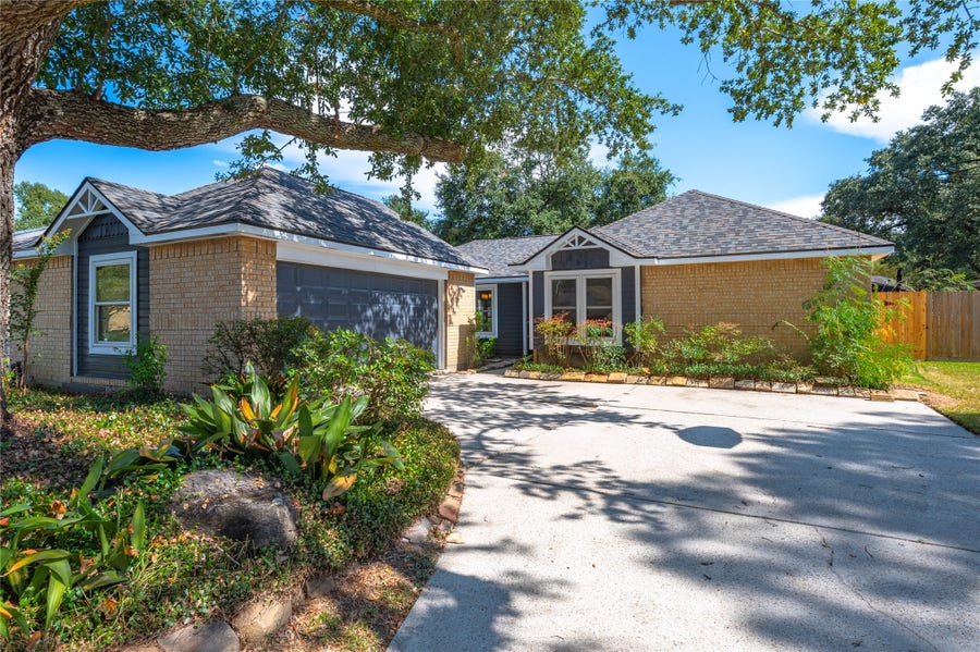 Property photo for 312 Thistlewood Court, League City, TX