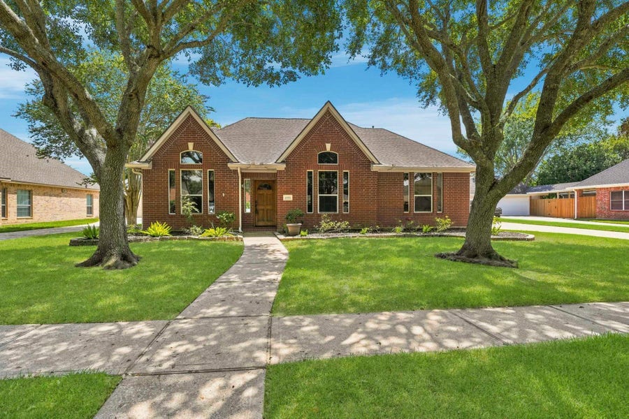 Property photo for 2875 Wimbledon Lane, Friendswood, TX