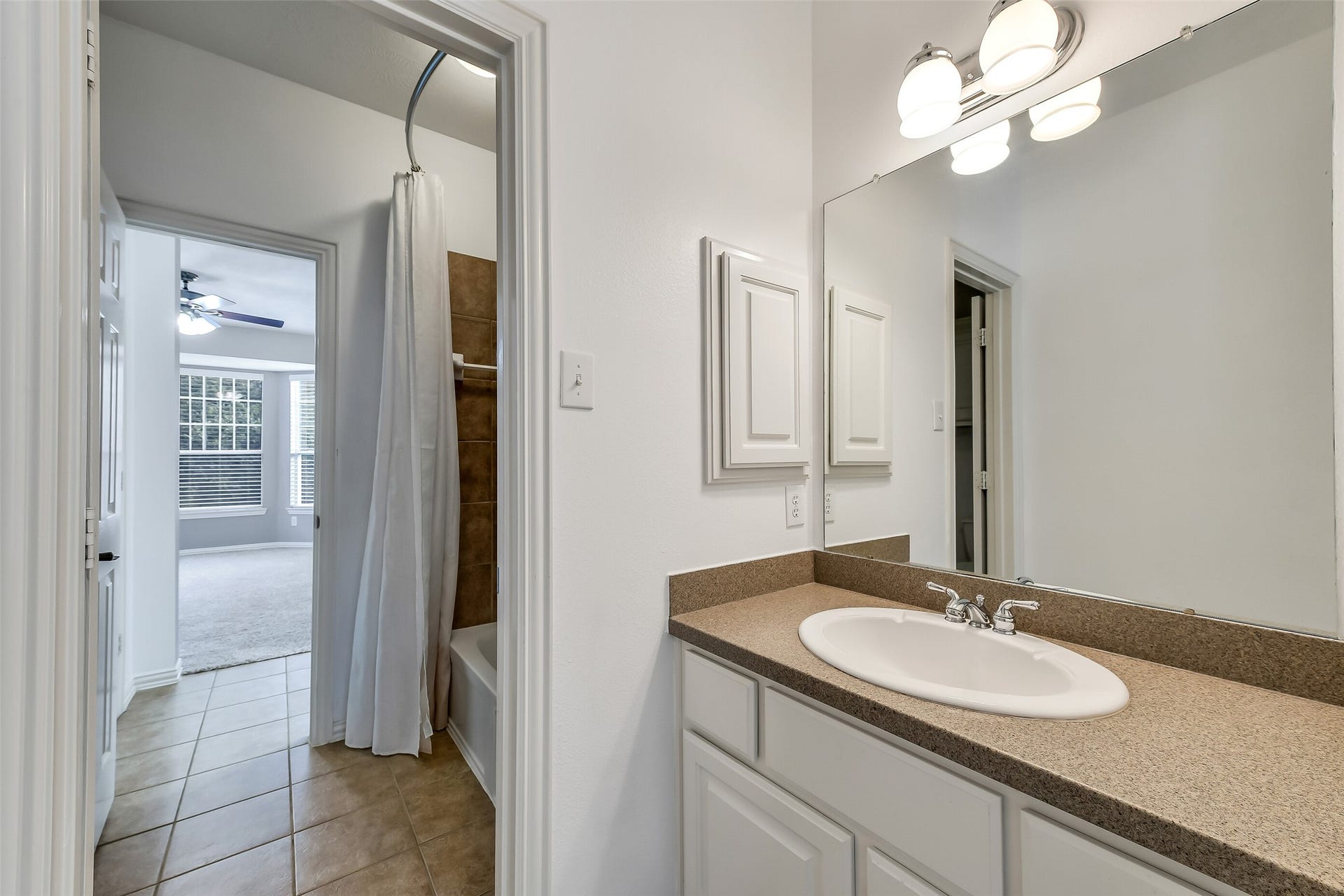 8407 Alyssa Gardens Lane, Humble, TX 77396 Jack & Jill bathroom serving the 2 secondary bedrooms.