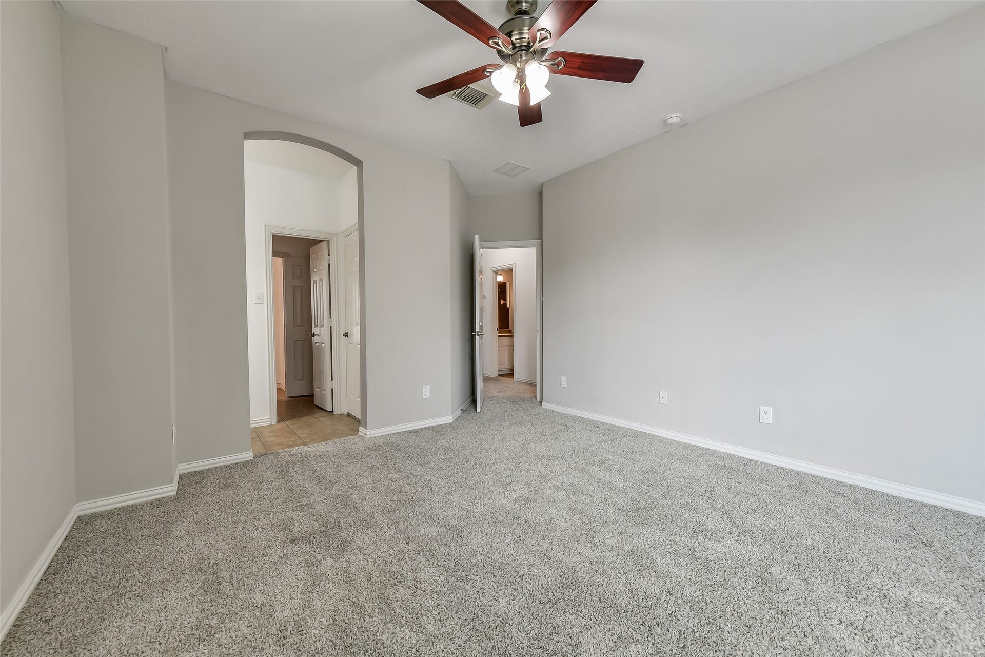 8407 Alyssa Gardens Lane, Humble, TX 77396 Second upstairs bedroom connect to the split Jack & Jill bath room.