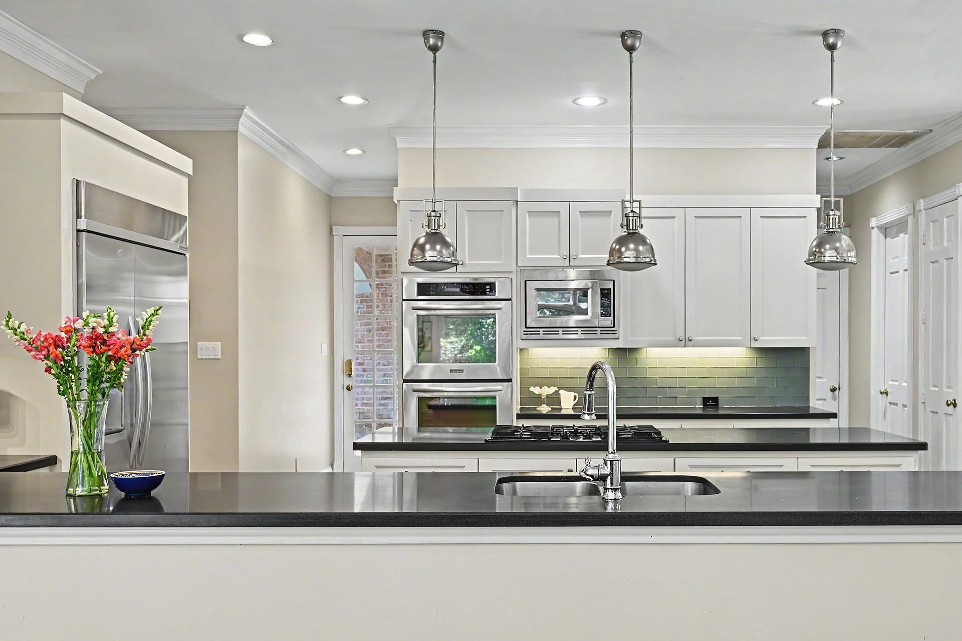 10 Sandalwood Drive, Houston, TX 77024 The chef's kitchen has plenty of honed granite countertops for prepping and serving