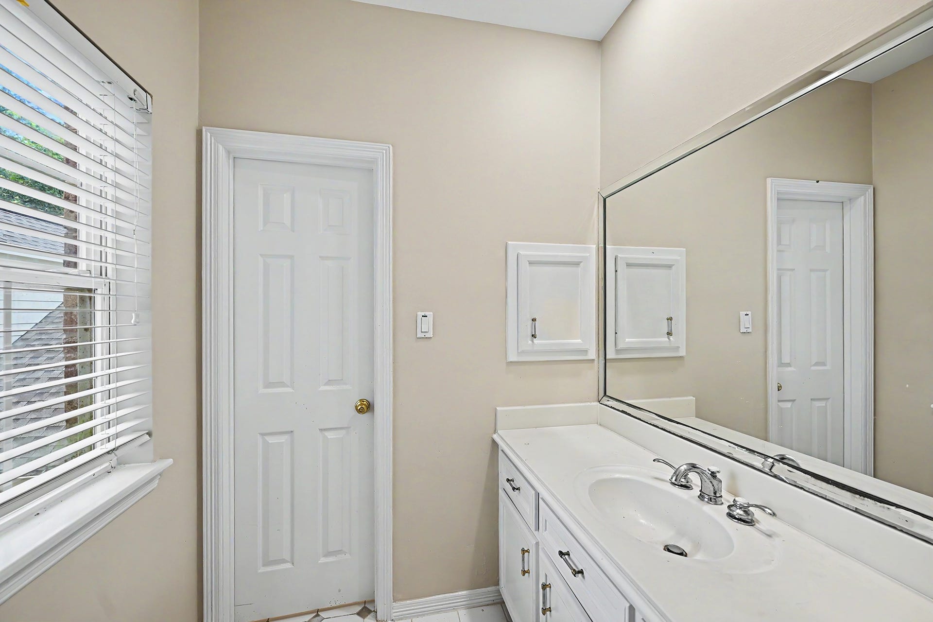 10 Sandalwood Drive, Houston, TX 77024 Ensuite bath to second bedroom
