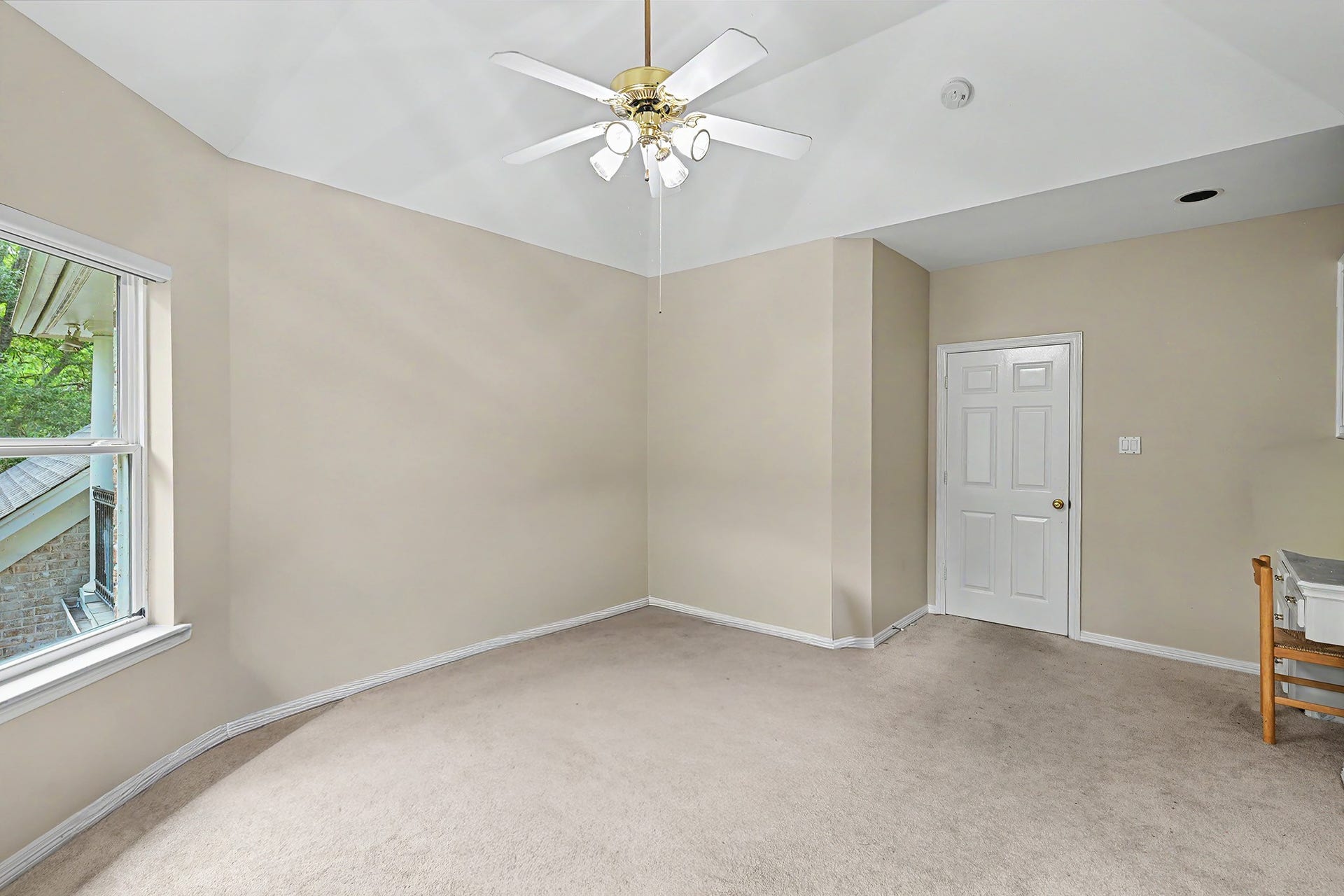 10 Sandalwood Drive, Houston, TX 77024 Third bedroom upstairs has large walk-in closet and ensuite bathroom