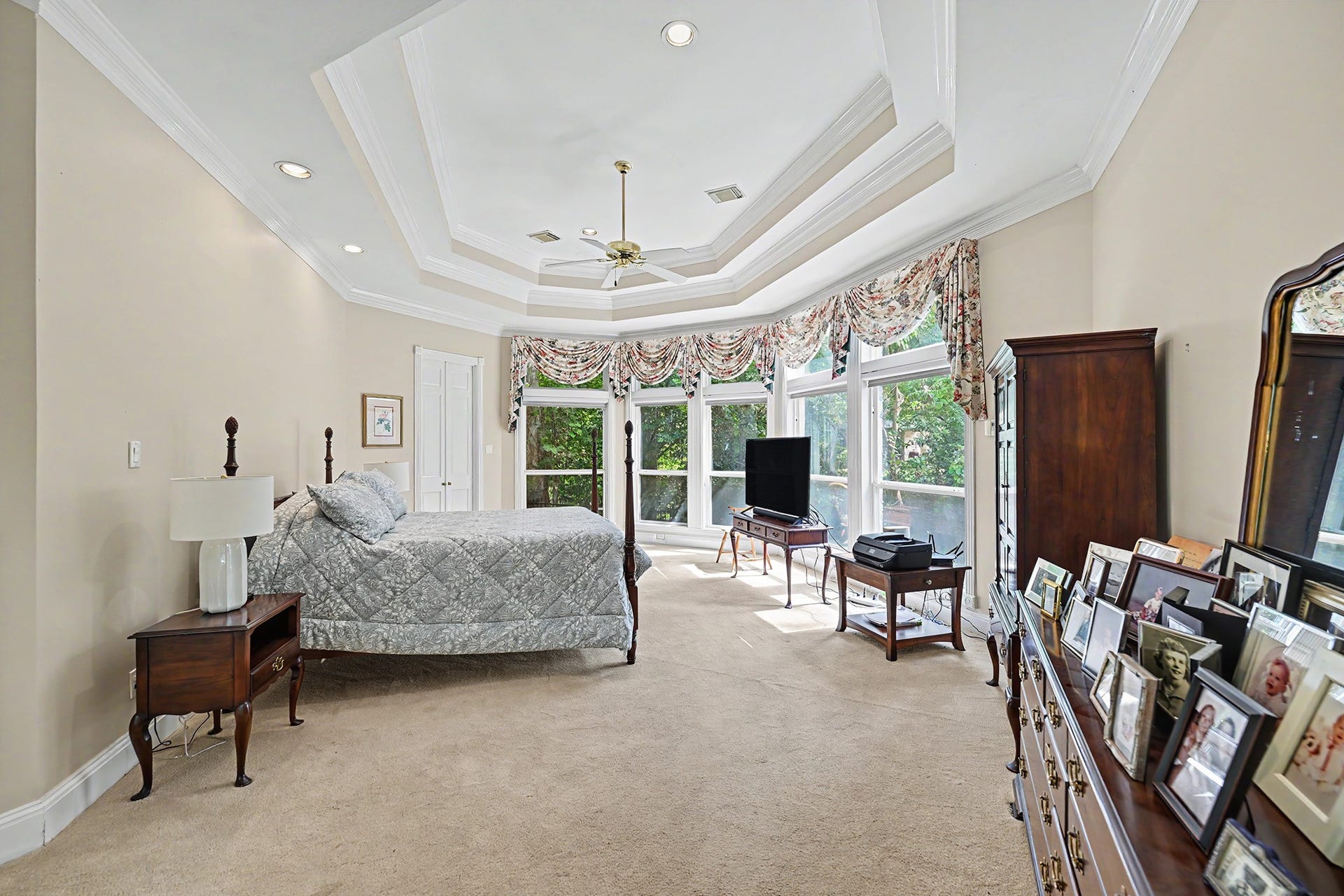 10 Sandalwood Drive, Houston, TX 77024 The first floor primary suite has sweeping views of trees and room for a sitting area.