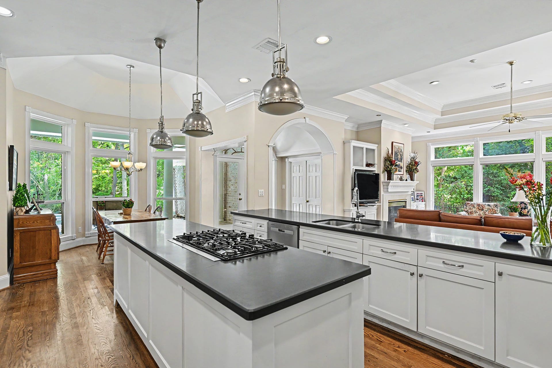 10 Sandalwood Drive, Houston, TX 77024 Enjoy cooking while visiting with family and friends in the family room. Lovely wooded views too!