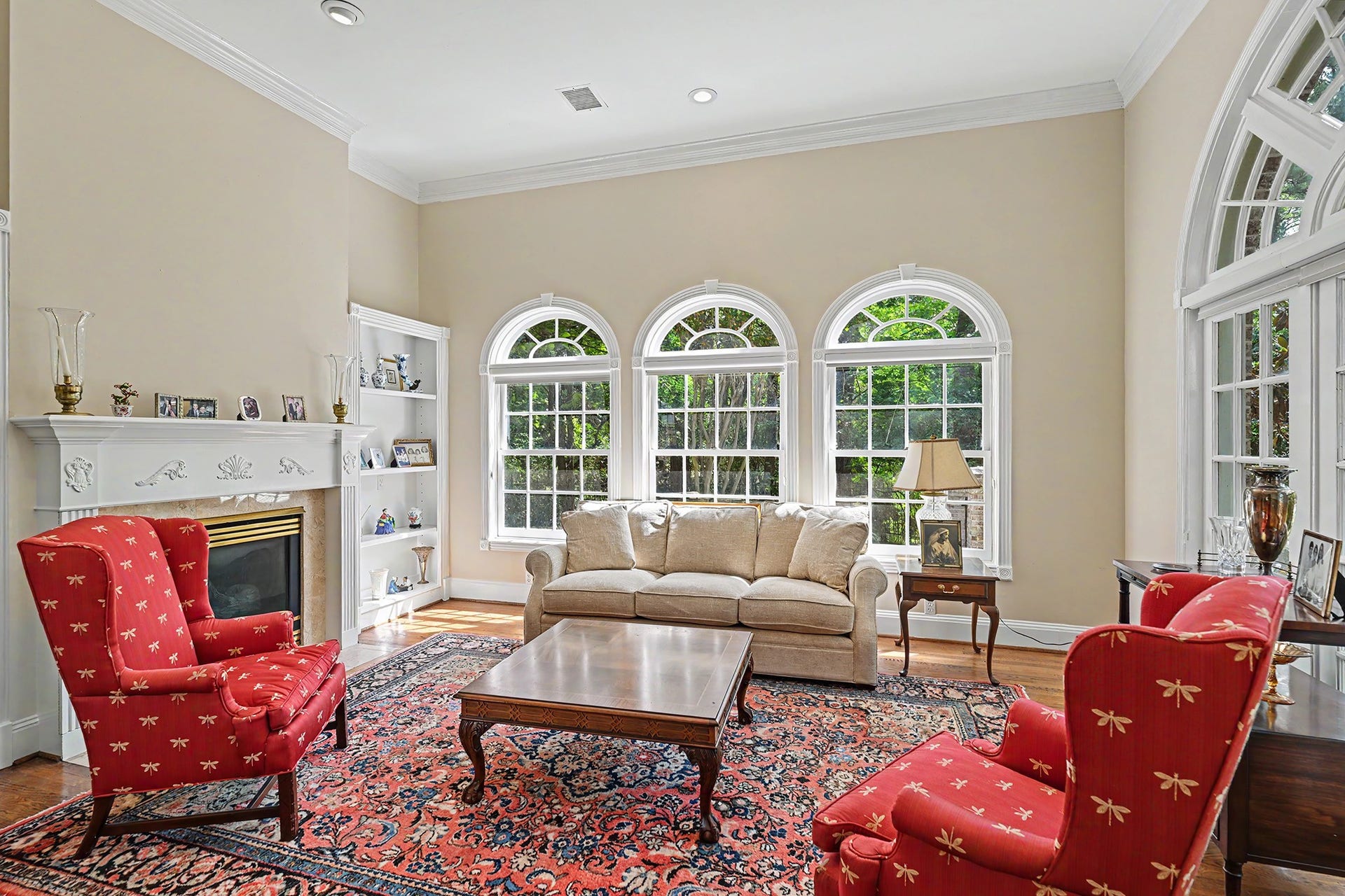 10 Sandalwood Drive, Houston, TX 77024 This sunny formal living room invites quiet conversation.