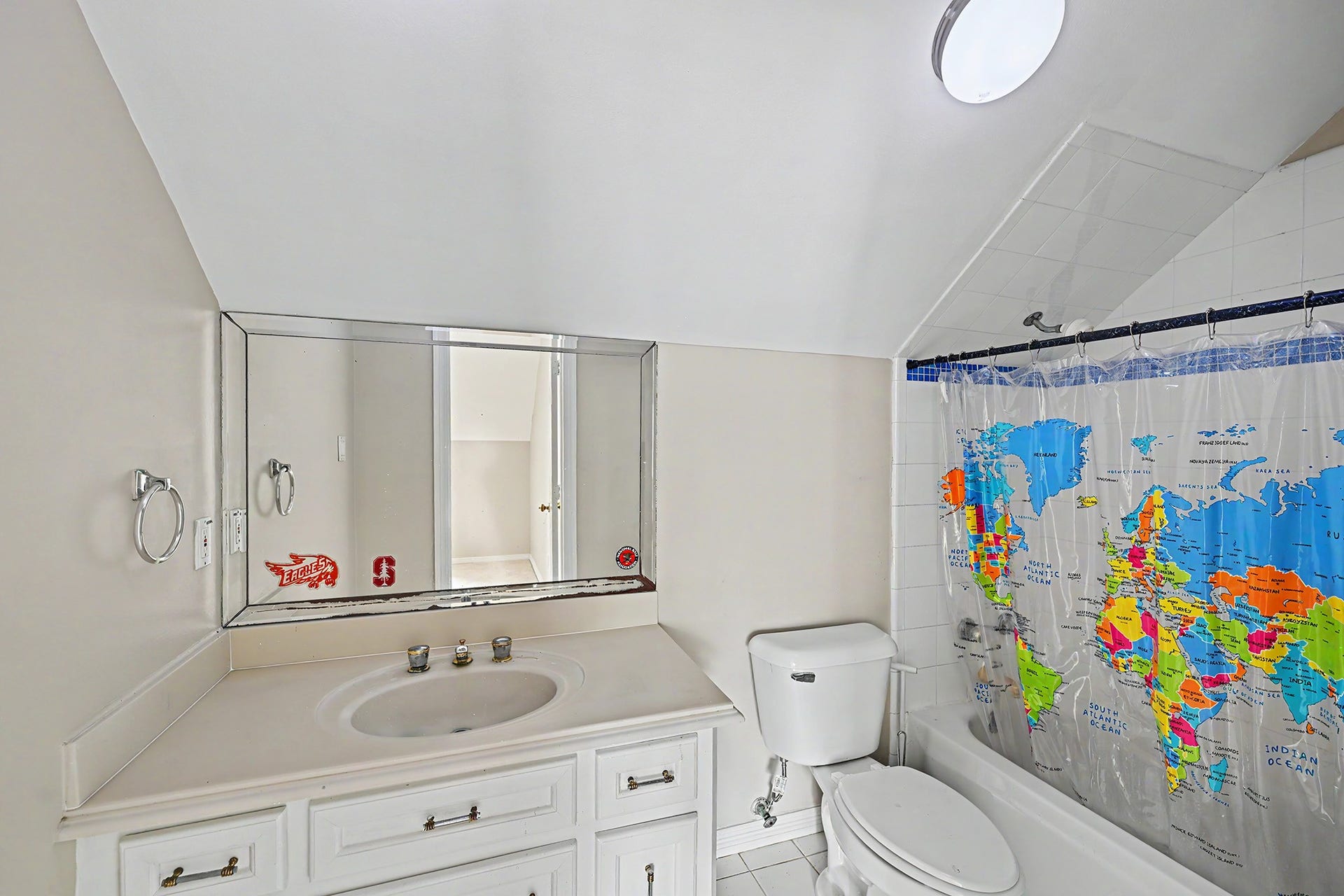 10 Sandalwood Drive, Houston, TX 77024 Bathroom off den over the garage