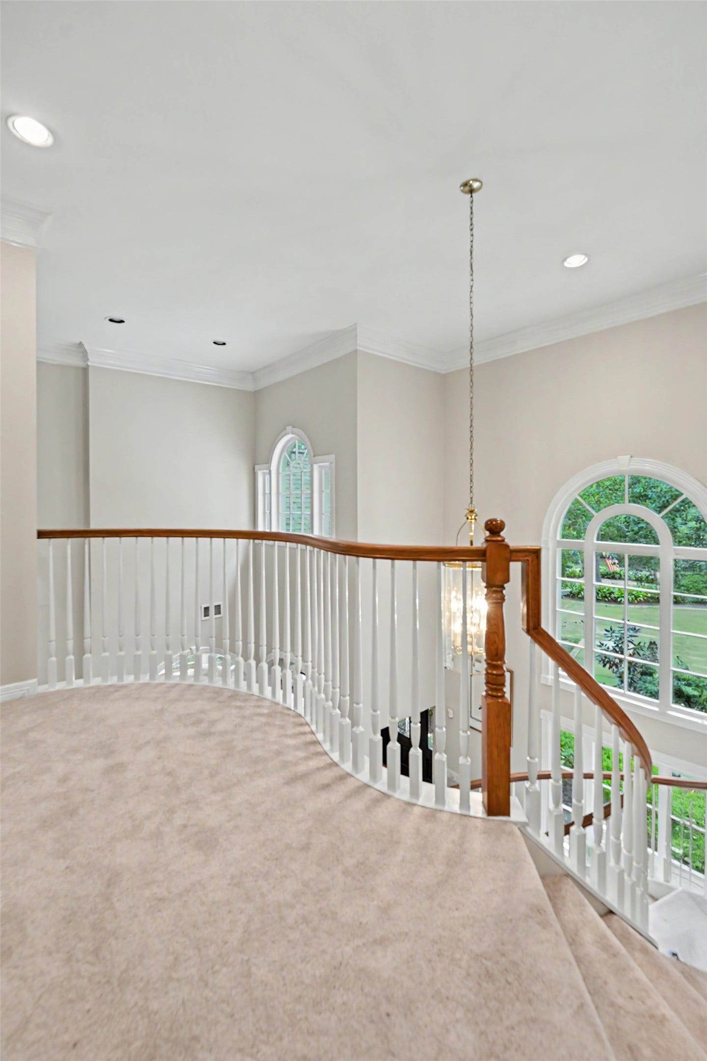 10 Sandalwood Drive, Houston, TX 77024 The top of the staircase has an open feeling with lovely views.