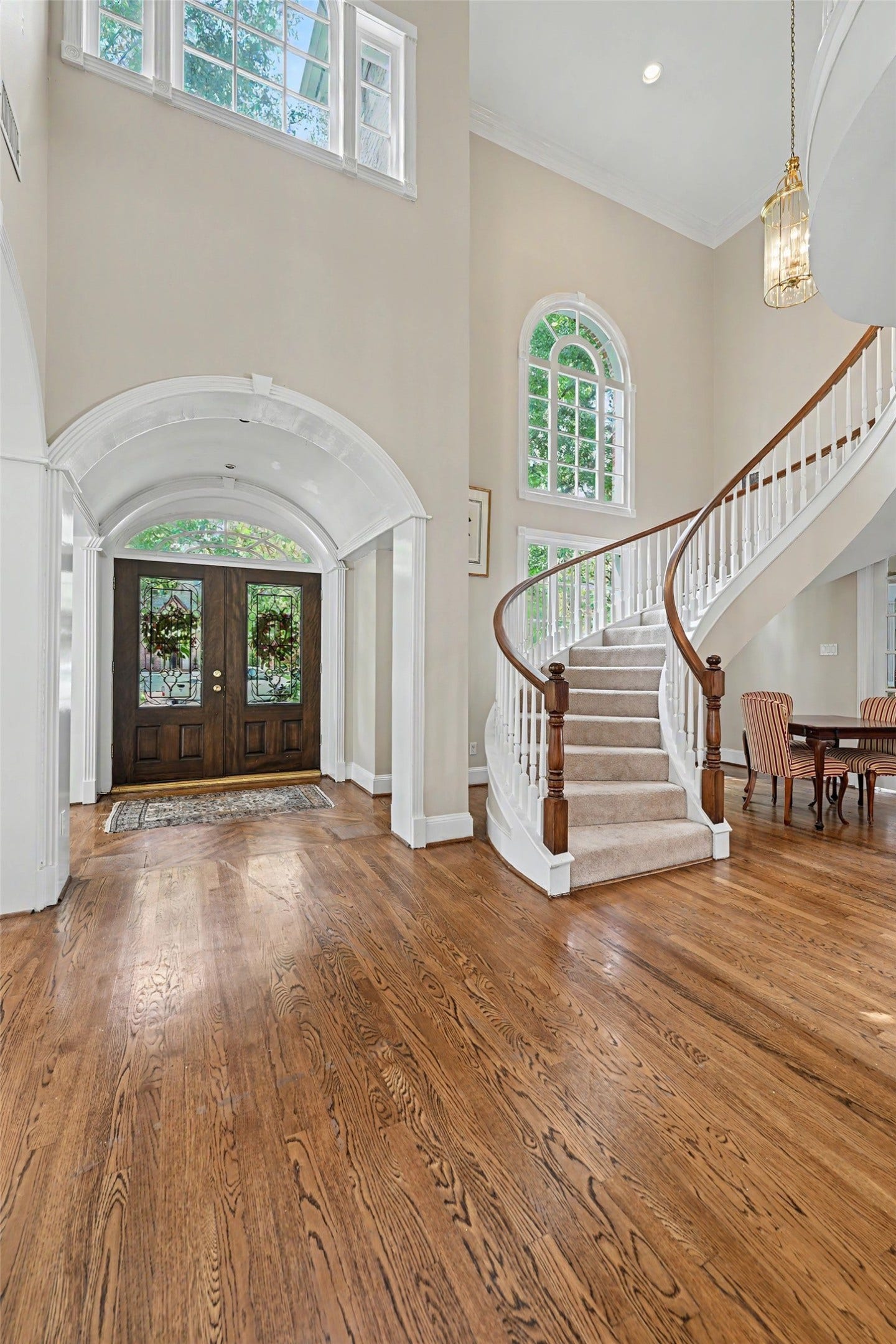 10 Sandalwood Drive, Houston, TX 77024 The elegant entryway has barrel-vaulted ceilings and arched cased openings.
