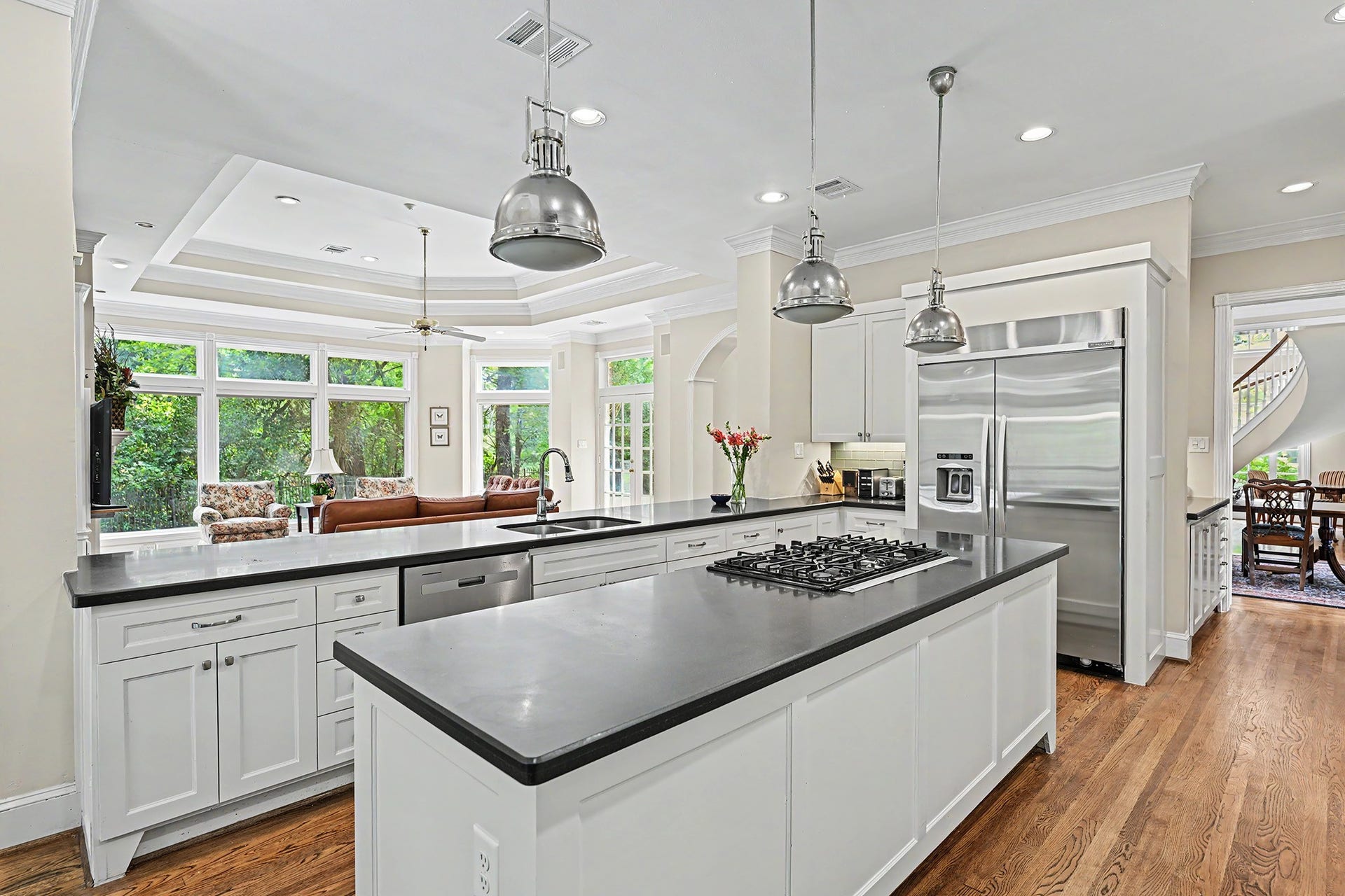 10 Sandalwood Drive, Houston, TX 77024 The kitchen is the heart of the home! Imagine hosting large and small groups in this wonderful home!
