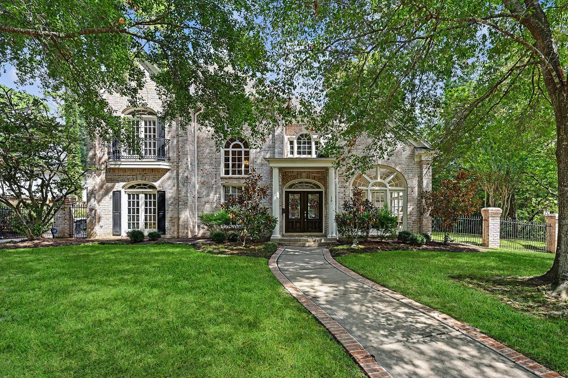 10 Sandalwood Drive, Houston, TX 77024 Welcome to 10 Sandalwood, a happy home at the end of the cul-de-sac!
