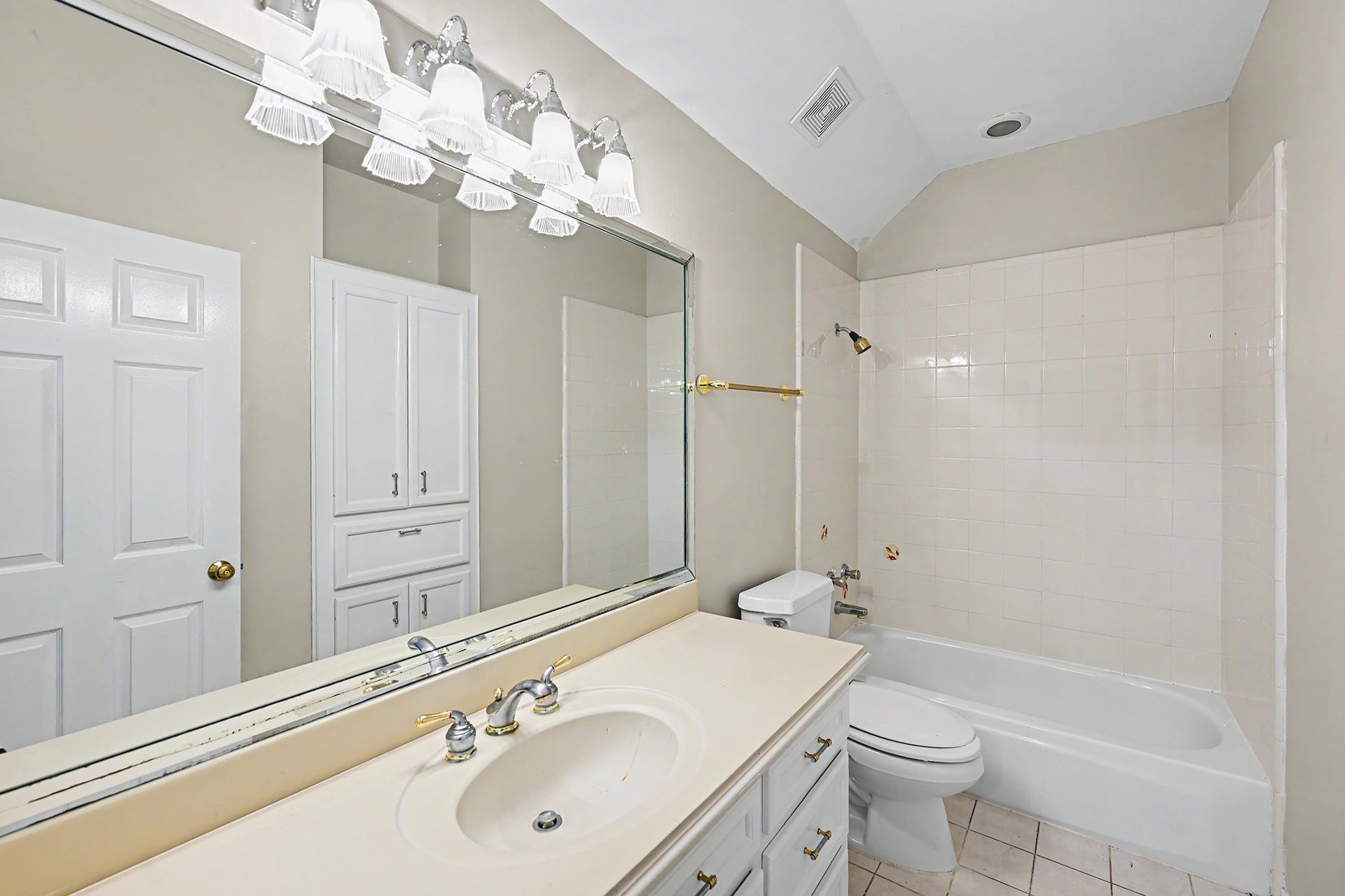10 Sandalwood Drive, Houston, TX 77024 Ensuite bathroom to fourth bedroom
