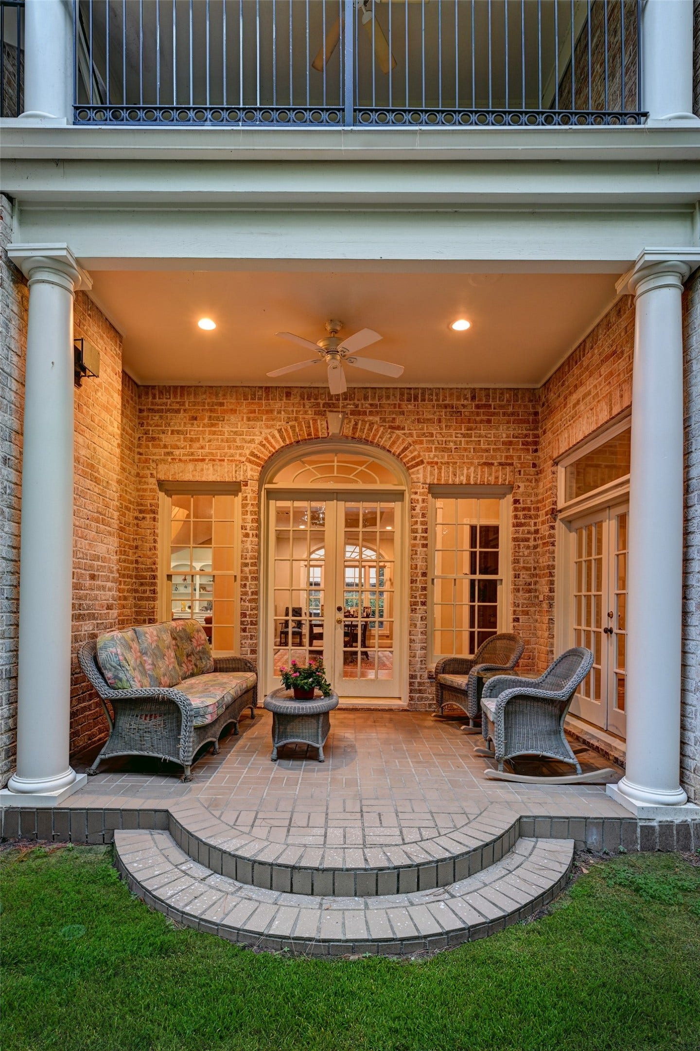 10 Sandalwood Drive, Houston, TX 77024 Elegant covered patio opens to the side yard and enjoys wooded lakefront views. Peace and quiet!