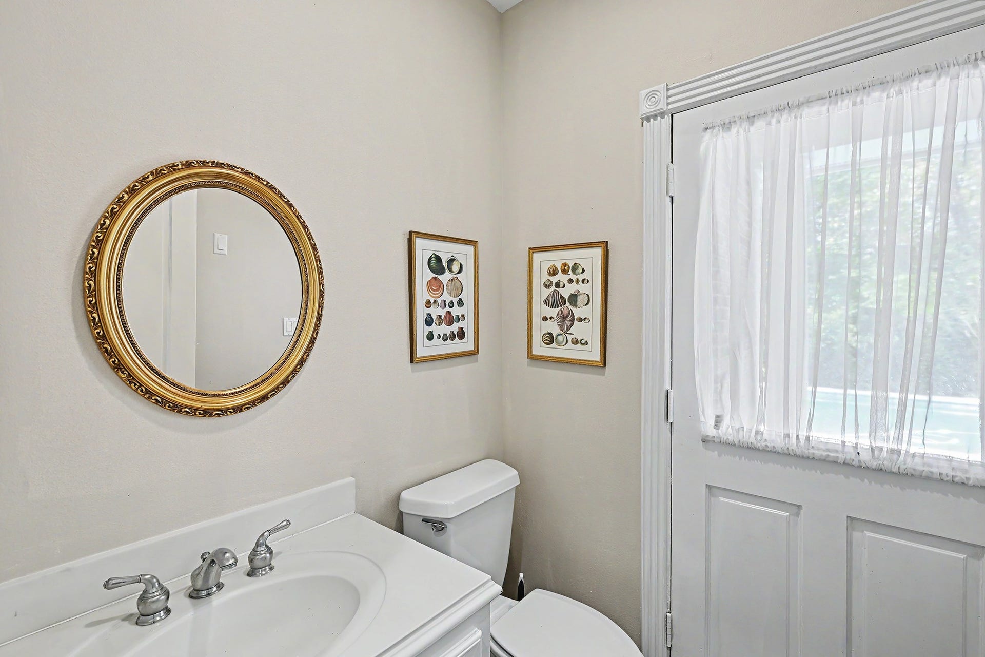 10 Sandalwood Drive, Houston, TX 77024 Half bath off the breakfast room