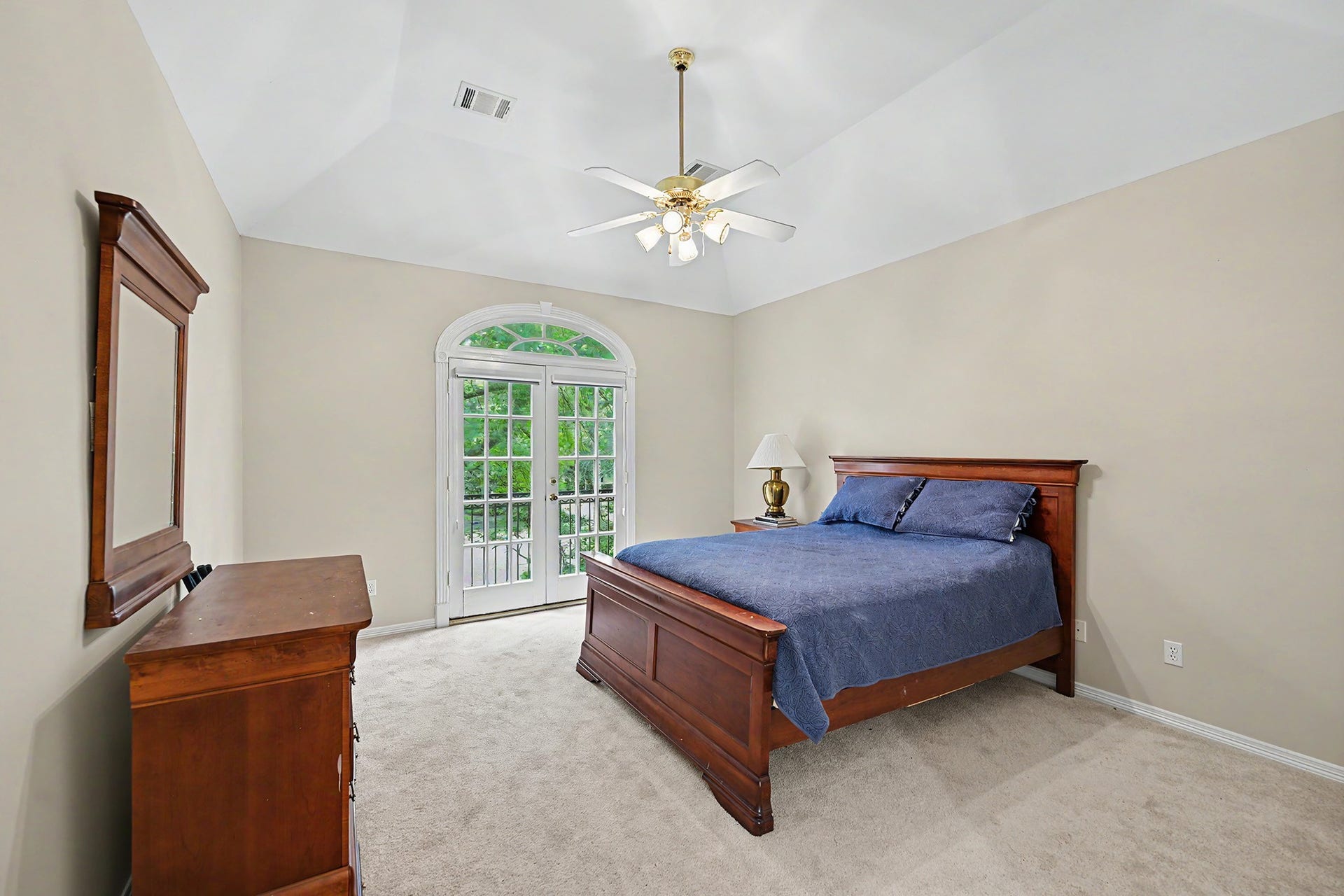 10 Sandalwood Drive, Houston, TX 77024 Second bedroom upstairs has large walk-in closet and ensuite bathroom