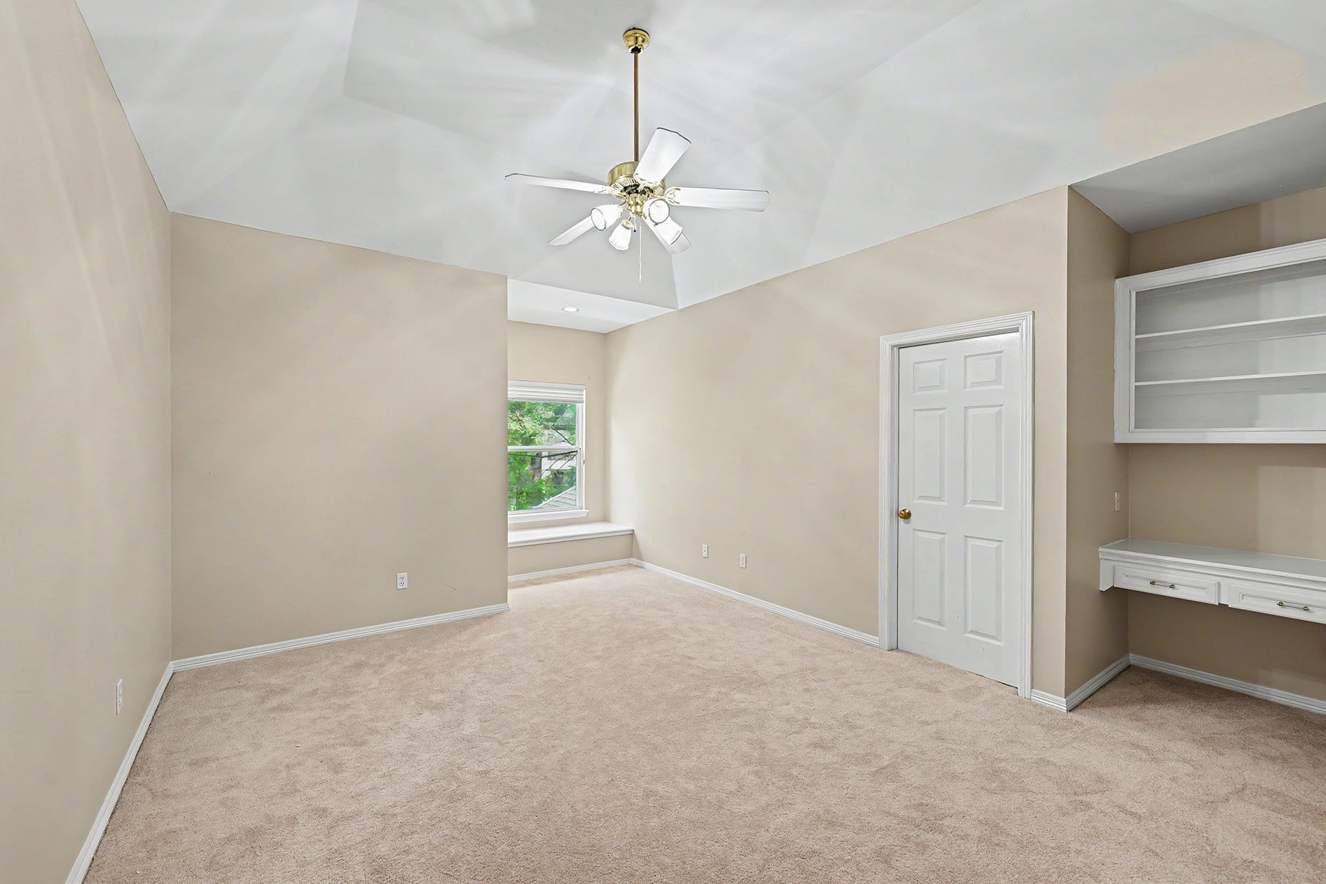 10 Sandalwood Drive, Houston, TX 77024 Fourth bedroom upstairs has study nook and ensuite bathroom