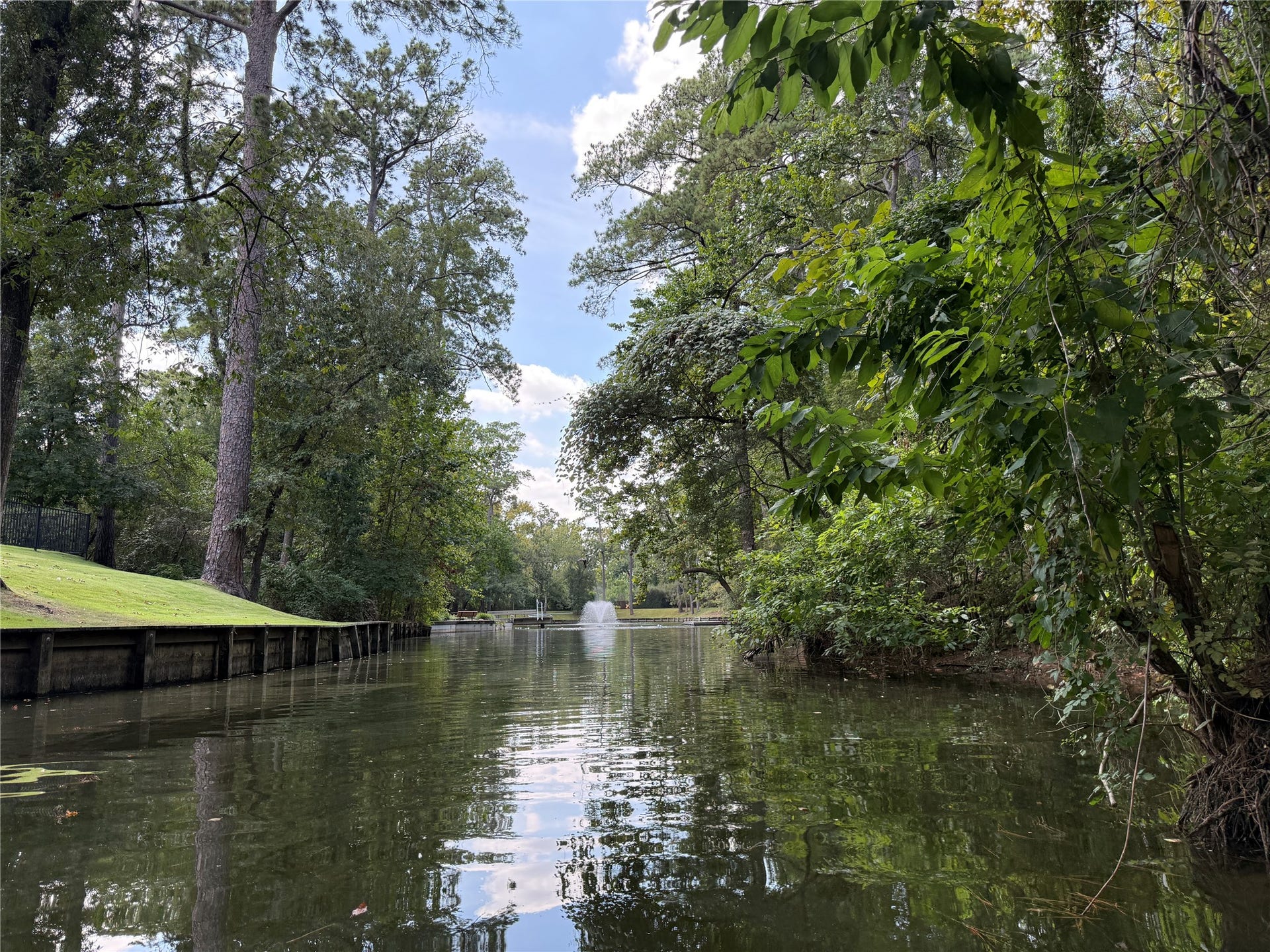 10 Sandalwood Drive, Houston, TX 77024 When you paddle to the middle of the finger of Patti Lynn Lake just off your lakeshore you can glimpse the fountain in the distance.