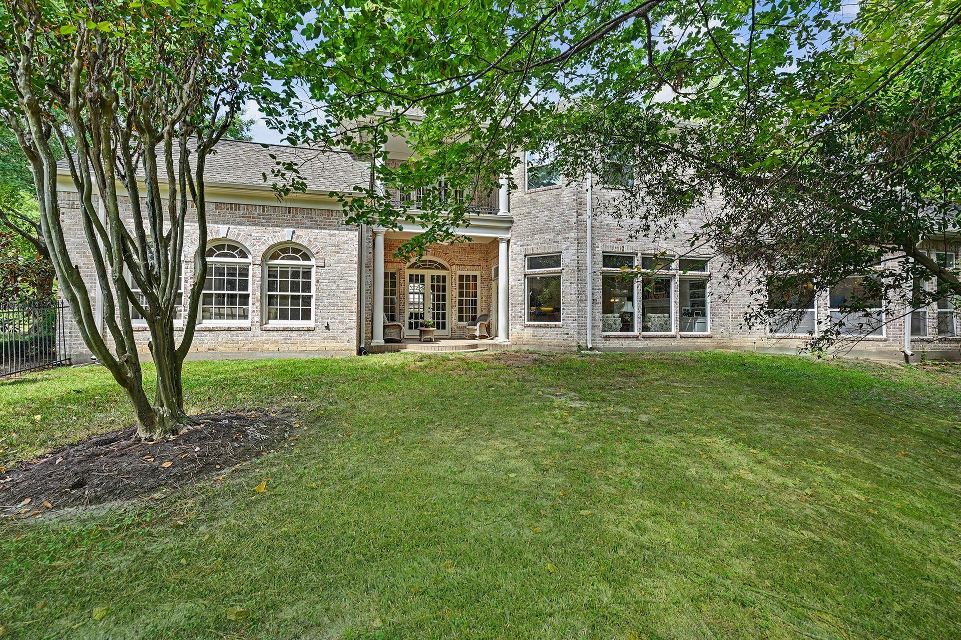 10 Sandalwood Drive, Houston, TX 77024 The side yard is fenced and enjoys wooded and private lakefront views. You feel far from the city on this covered patio.