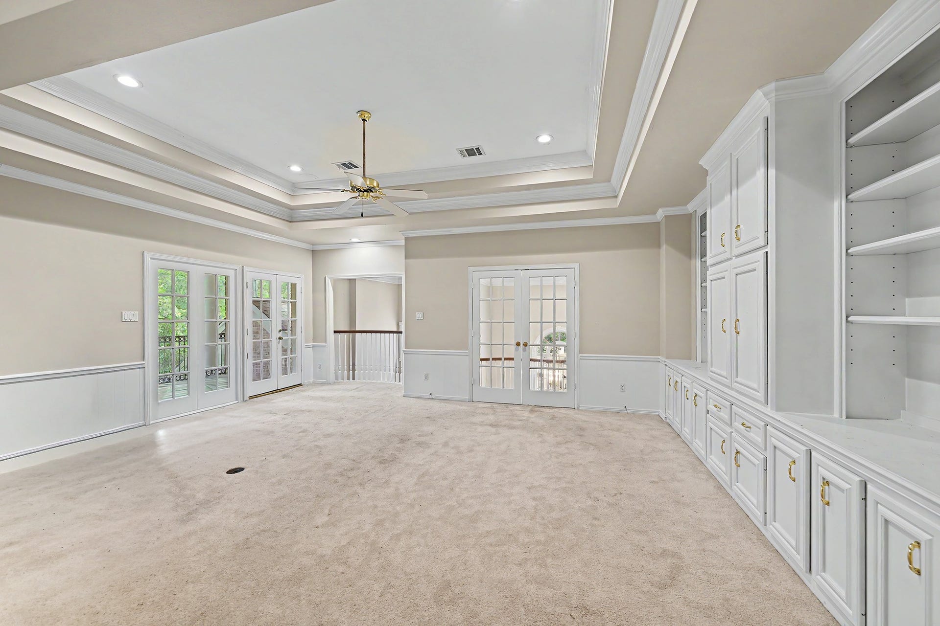 10 Sandalwood Drive, Houston, TX 77024 The spacious upstairs game room offers 10 ft tray ceilings and french doors leading to the upstairs covered patio.
