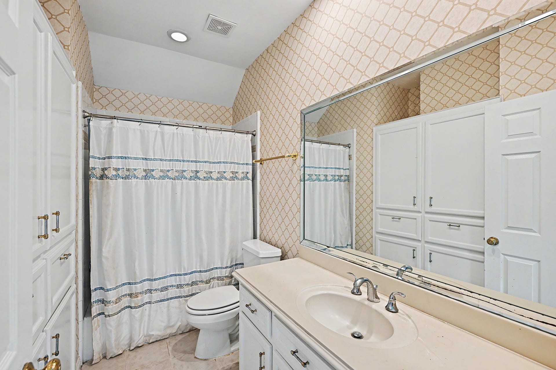 10 Sandalwood Drive, Houston, TX 77024 Ensuite bathroom to third bedroom