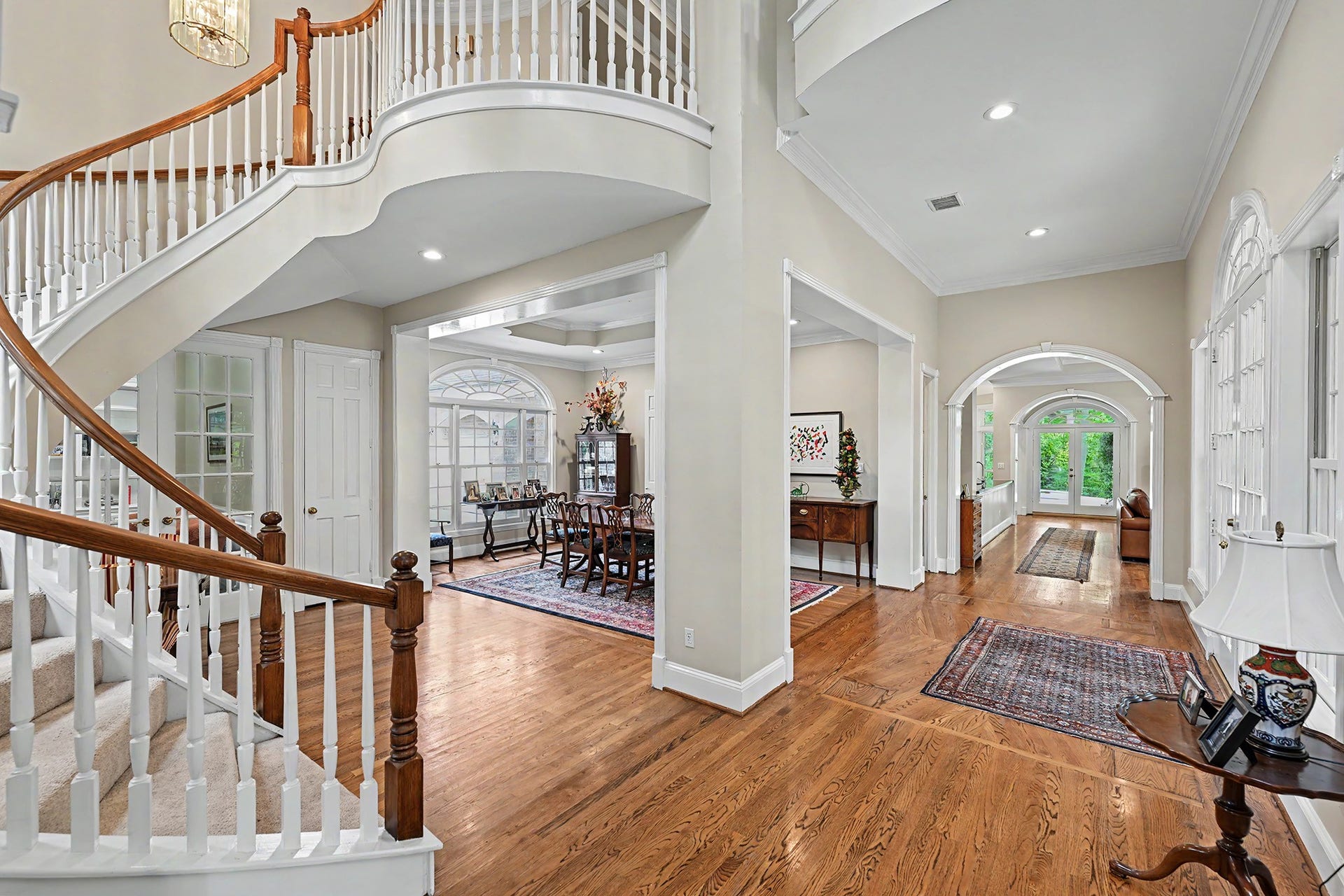 10 Sandalwood Drive, Houston, TX 77024 Grand circular staircase is ready for homecoming and prom photos! Stunning palladian windows stream natural light throughout the home.