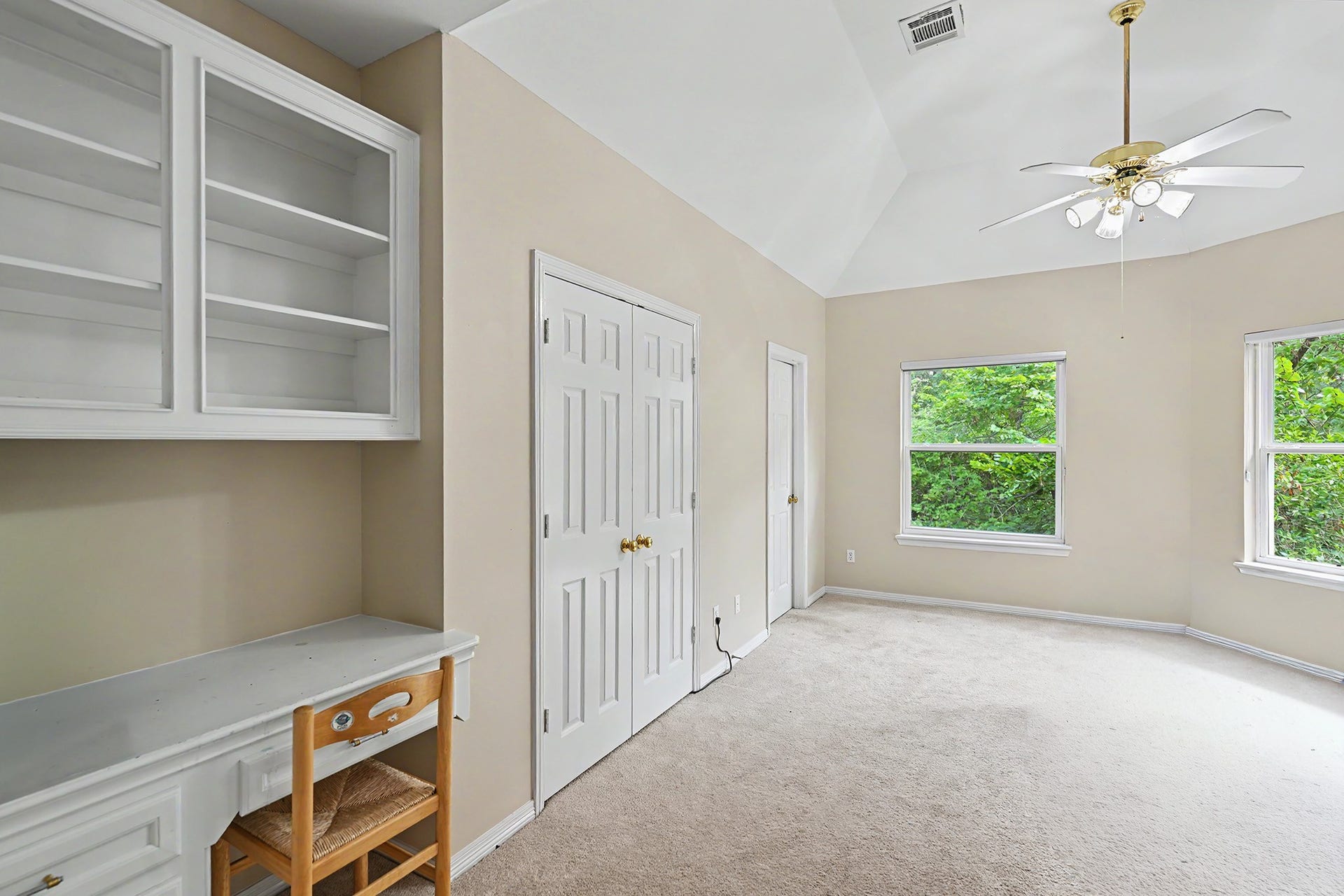 10 Sandalwood Drive, Houston, TX 77024 Third bedroom upstairs has study nook and overlooks lake