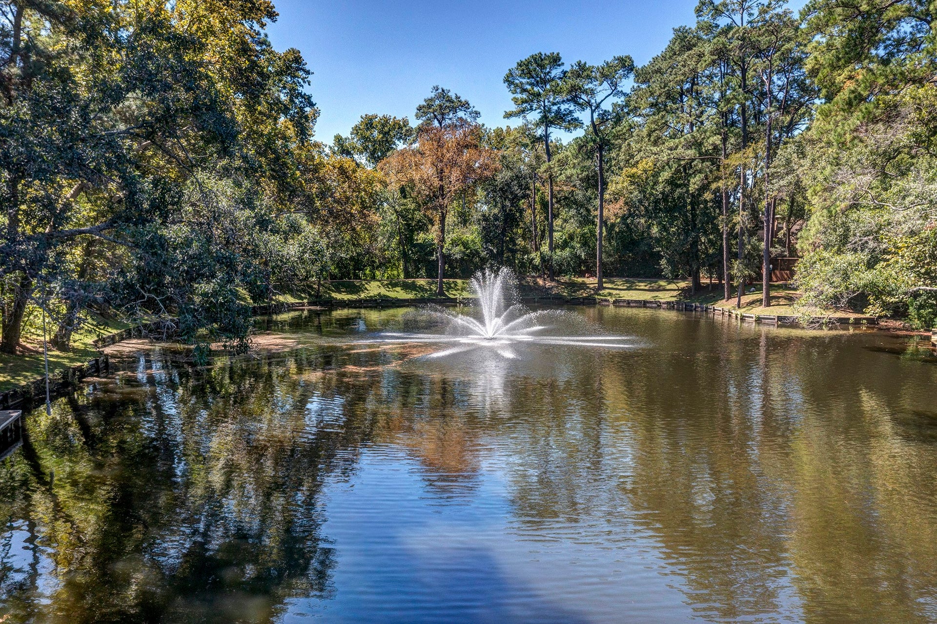 10 Sandalwood Drive, Houston, TX 77024 Patti Lynn Lake is one of 3 community lakes in Sandalwood