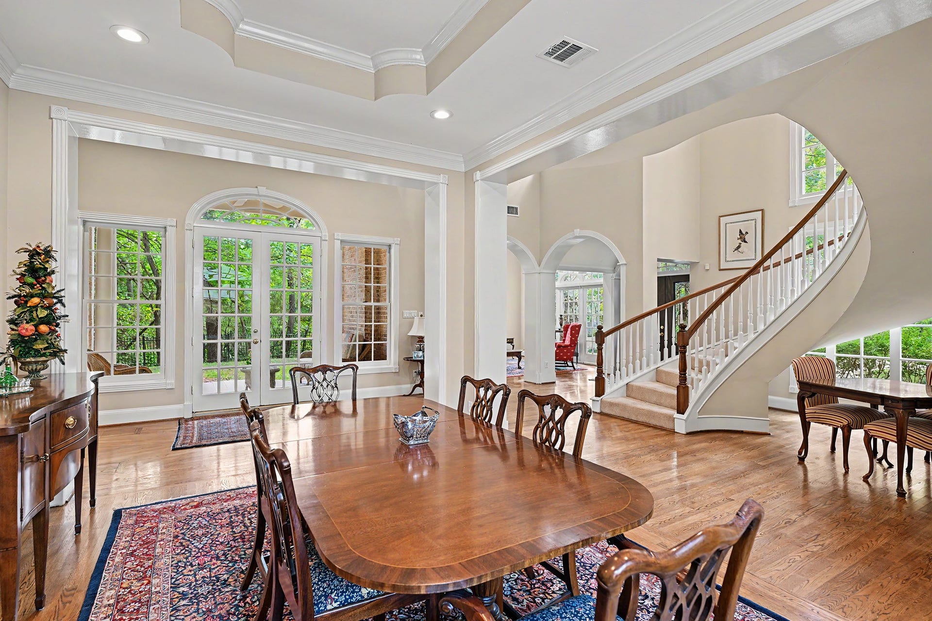 10 Sandalwood Drive, Houston, TX 77024 Gracious formal dining room accomodates a large table and serving pieces and is ready to host Thanksgiving! French doors open to the side covered patio and wooded lakefront.