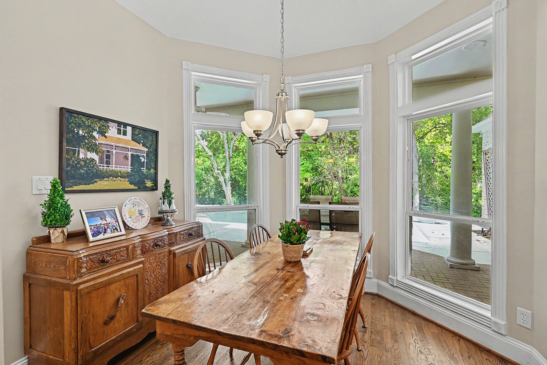 10 Sandalwood Drive, Houston, TX 77024 Large bay windows fill the breakfast area with natural light and offer views of the pool.