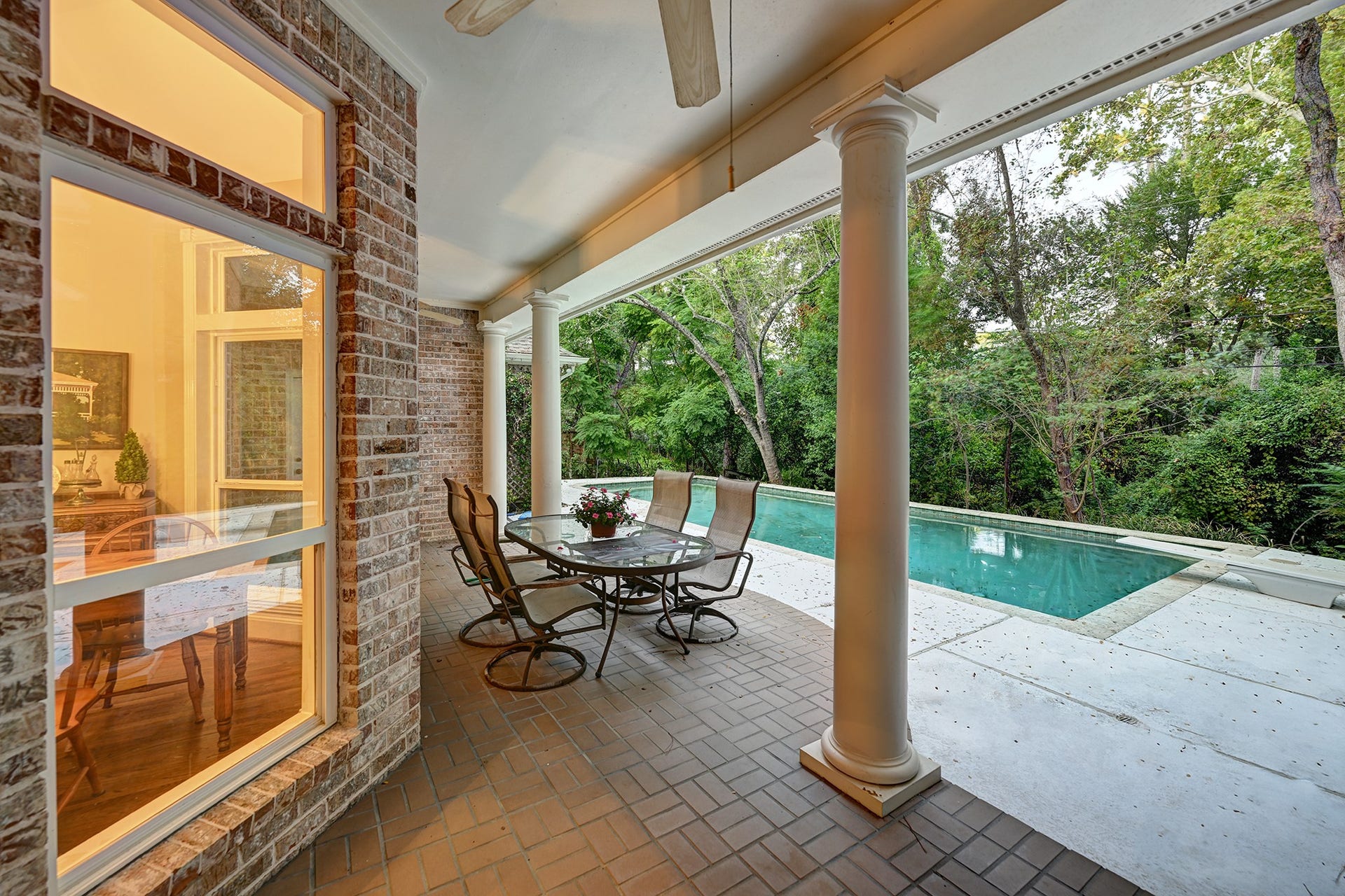 10 Sandalwood Drive, Houston, TX 77024 Covered back patio off has room for seating and alfresco dining..