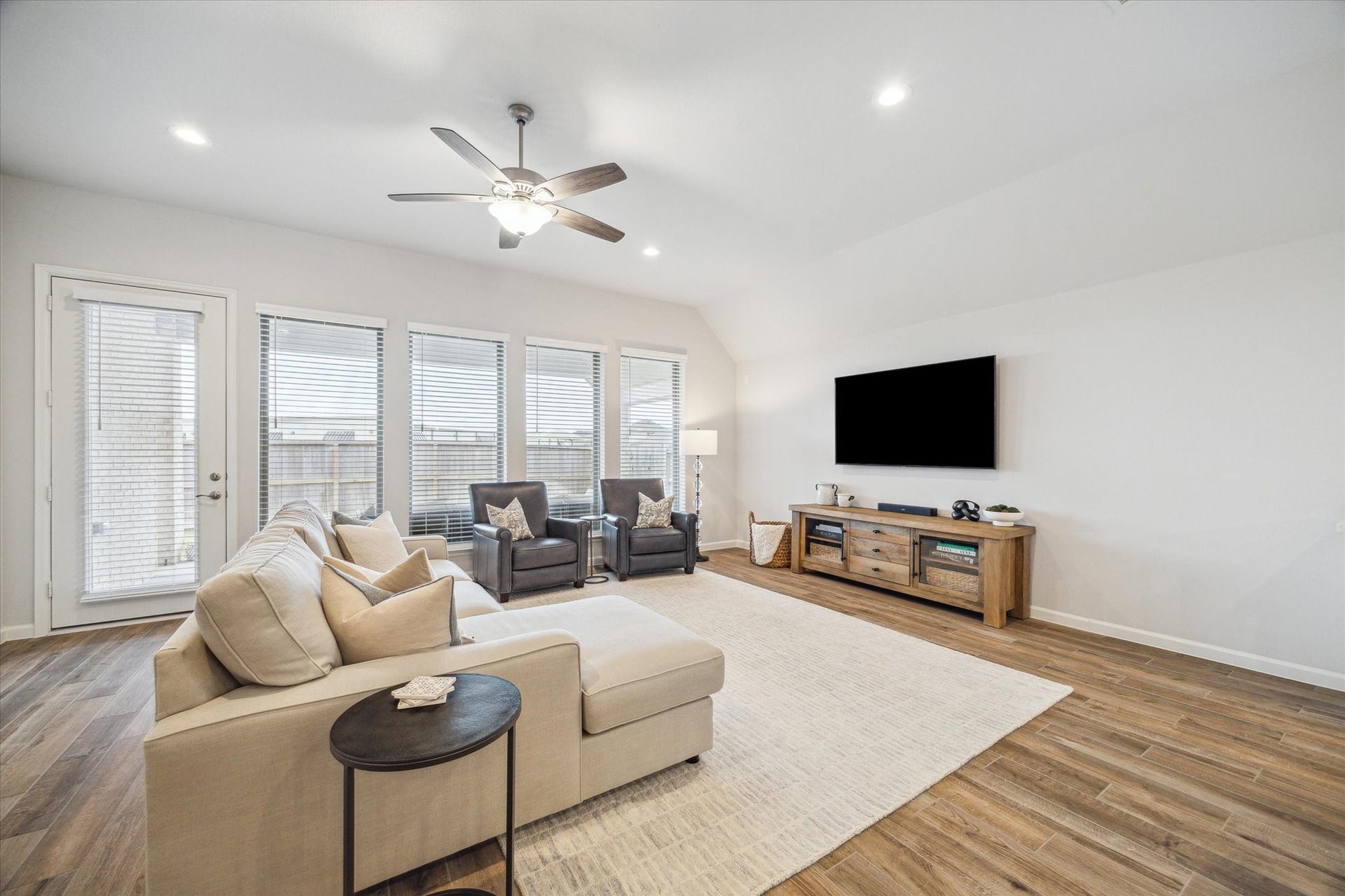 1523 Carson Field Lane, Richmond, TX 77469 Enter into your spacious Living Room located off the Kitchen that features tons of natural light and offers plenty of space for different furniture configurations.