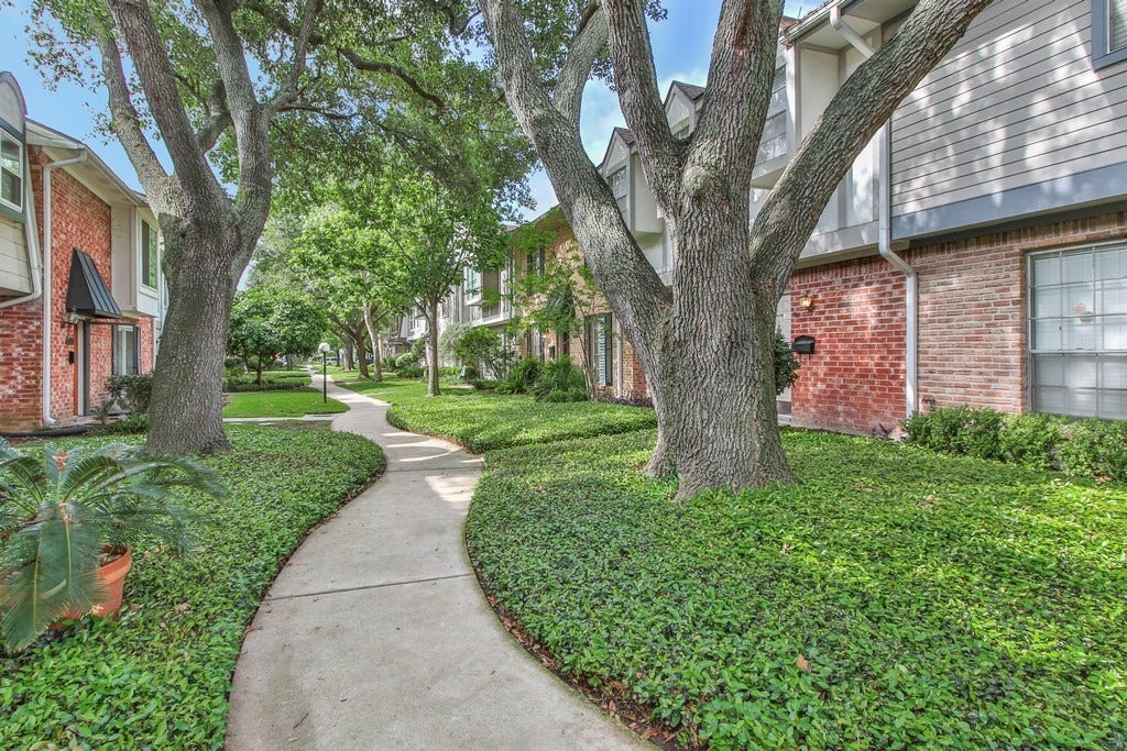 14122 Misty Meadow Lane, Houston, TX 77079 Home located on the super quiet street of the community. Daily walk will be very pleasant.