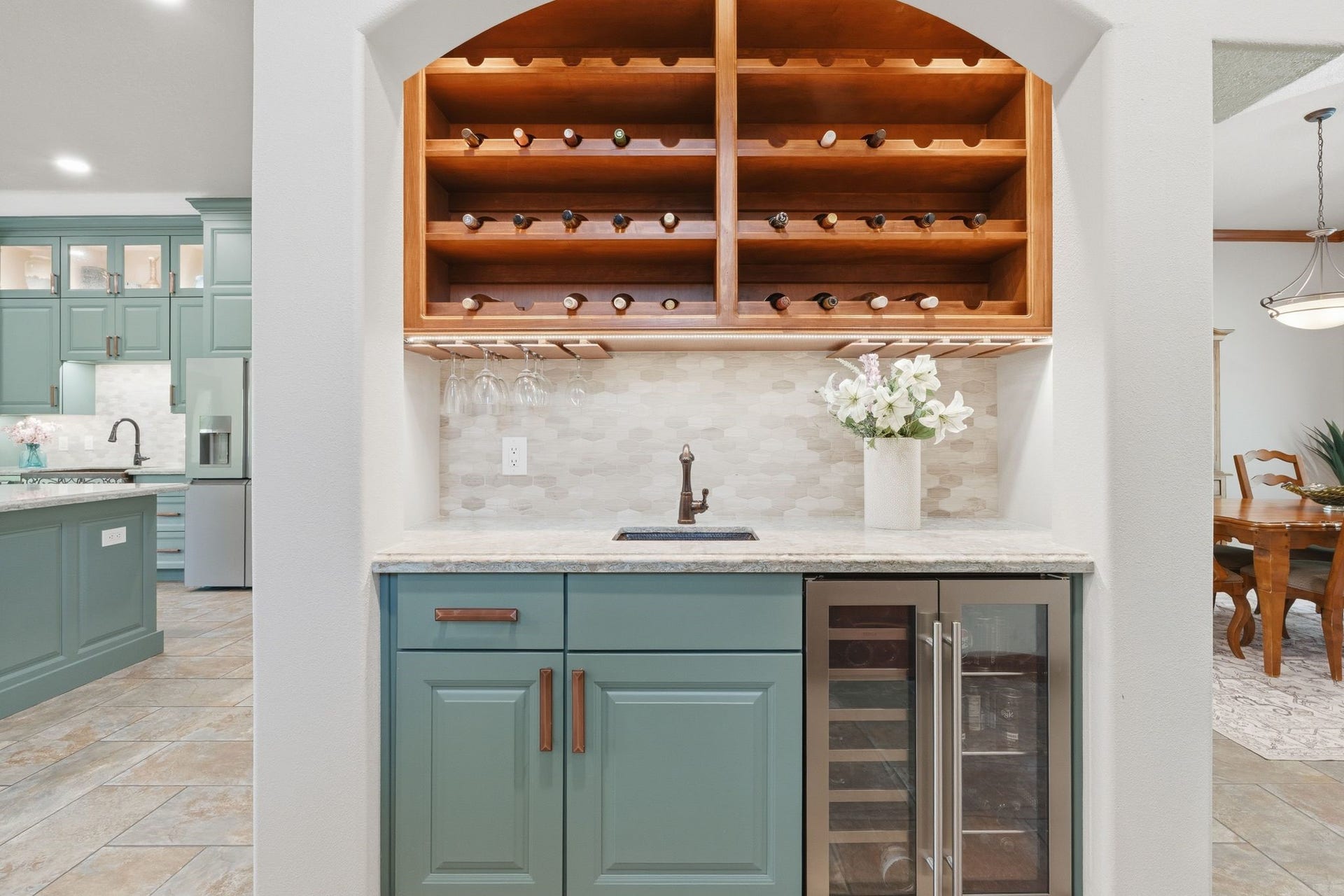 17811 S Blue Heron Circle, Montgomery, TX 77316 Wet Bar with Wine Chiller & Undermount Lighting.